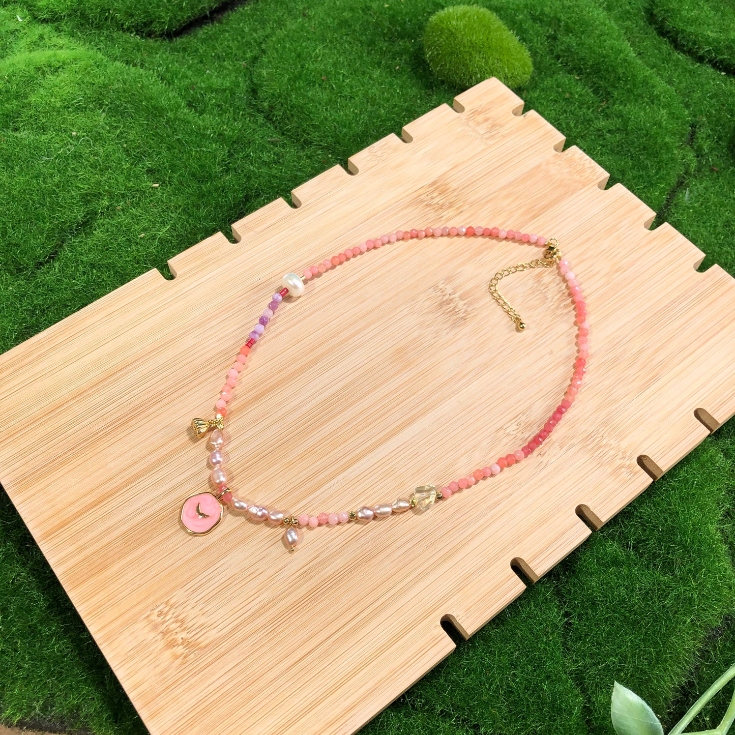 Exquisite bunte Chalcedon-Perlenkristall-Kupfer-plattierte 14K-Gold-Halskette, handgefertigt