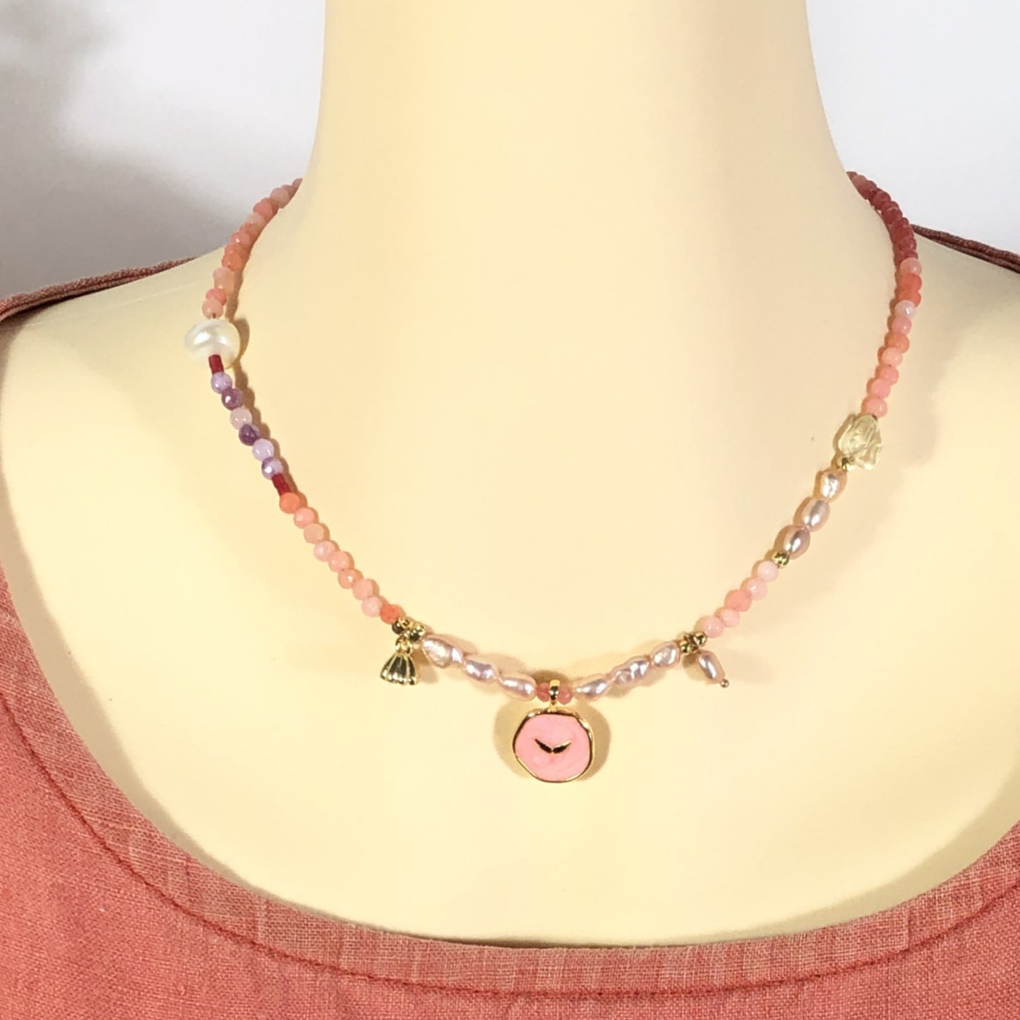 Exquisite bunte Chalcedon-Perlenkristall-Kupfer-plattierte 14K-Gold-Halskette, handgefertigt