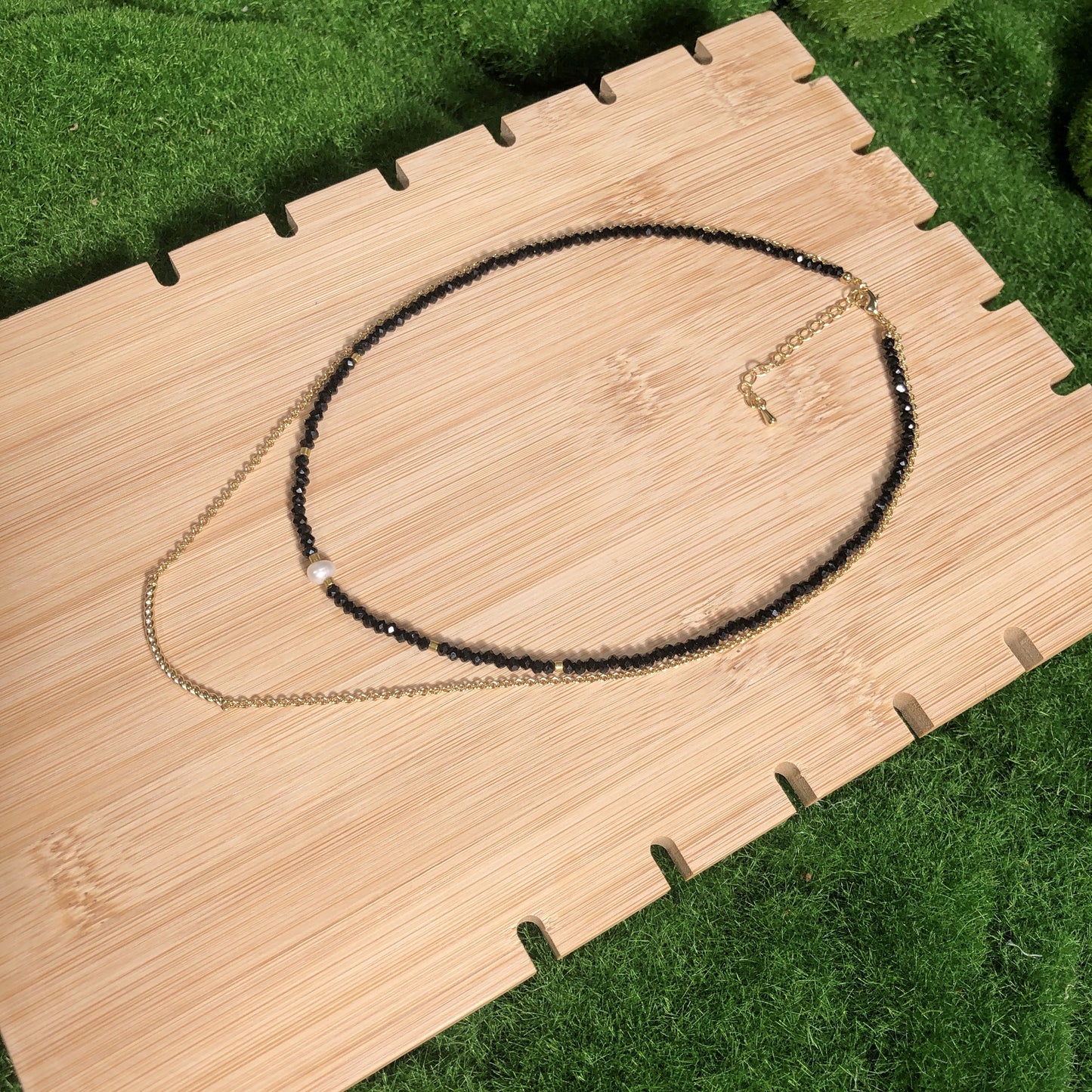 Halskette aus schwarzem Spinell und natürlichen Süßwasserperlen, kupferplattiert mit 14-karätigem Gold, handgefertigt.