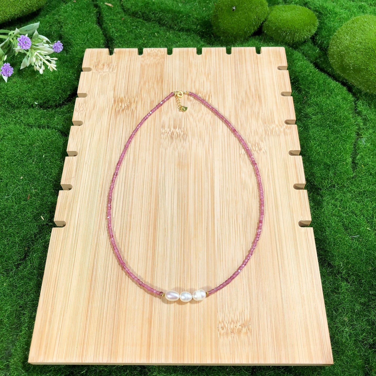 Handgefertigte Halskette aus natürlichen Süßwasserperlen und rosa Turmalin.