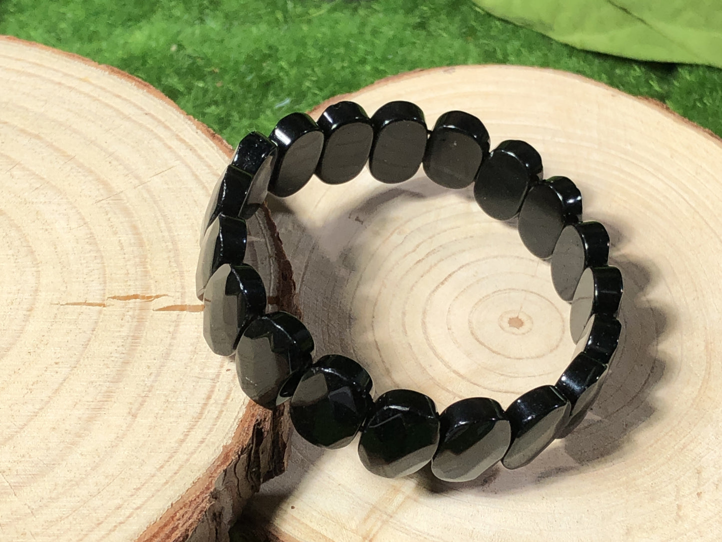 Ovales Armband aus schwarzem Achat, handgefertigt.