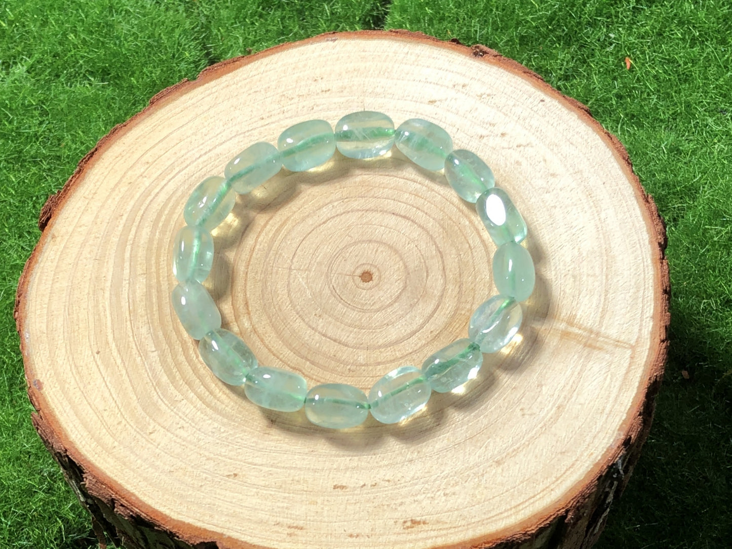 Natürliches grünes Fluoritarmband, handgefertigt.