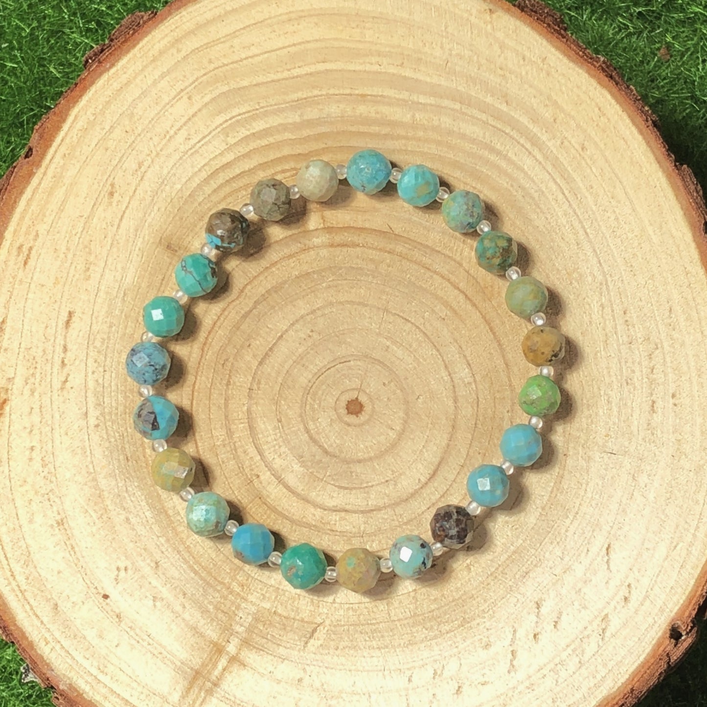 Armband aus natürlichem Türkis, handgefertigt.