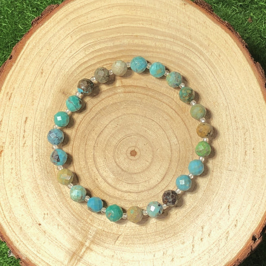 Armband aus natürlichem Türkis, handgefertigt.