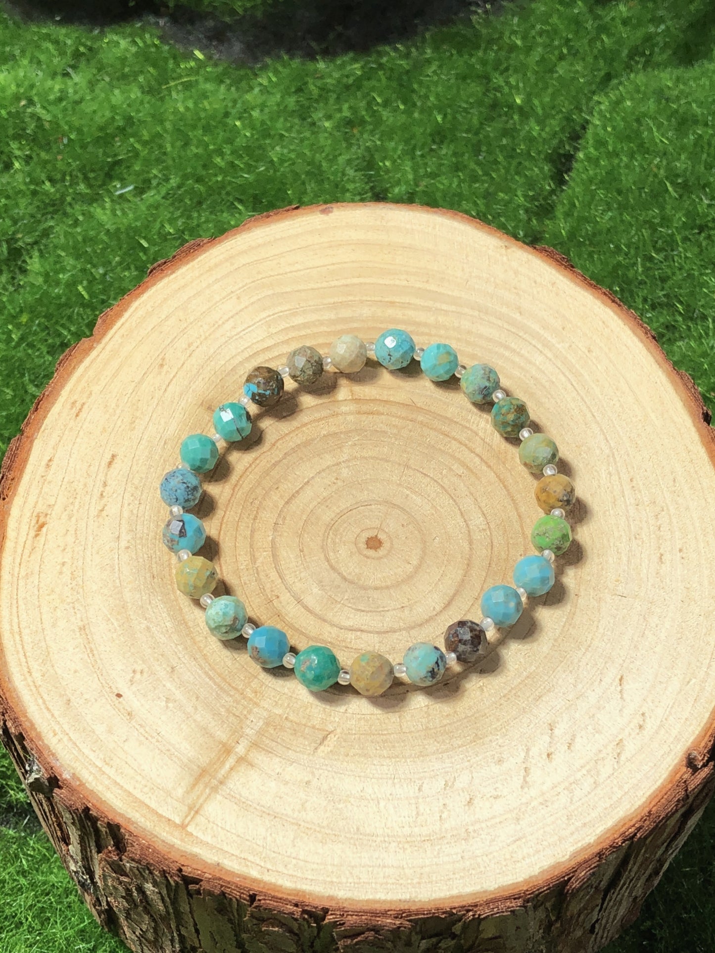 Armband aus natürlichem Türkis, handgefertigt.