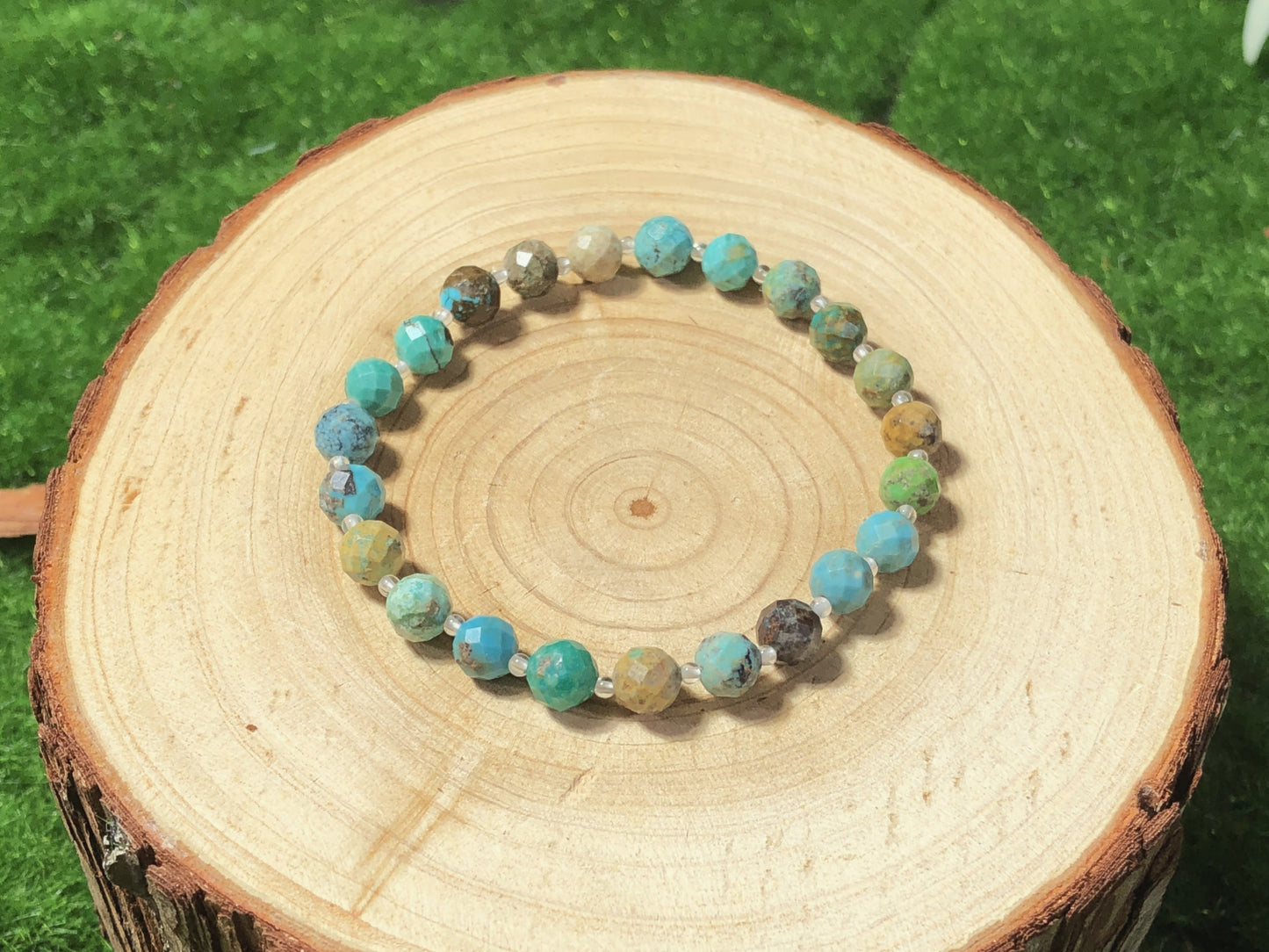 Armband aus natürlichem Türkis, handgefertigt.
