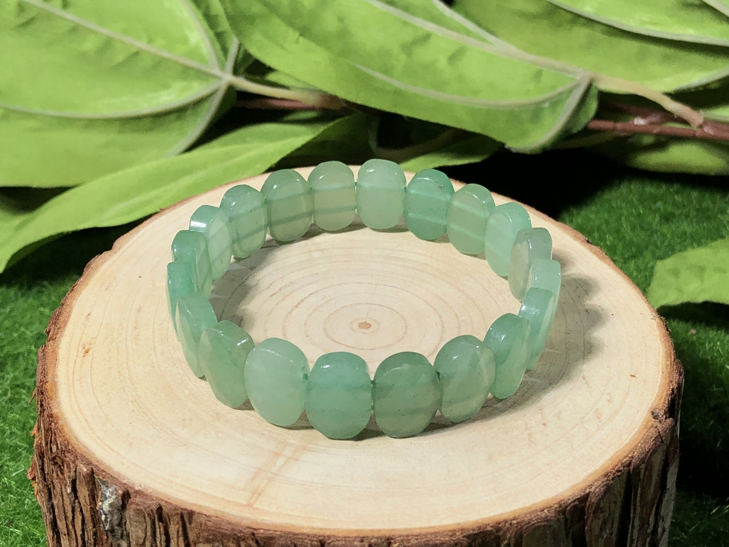 Ovales Armband aus natürlichem grünem Aventurin, handgefertigt.