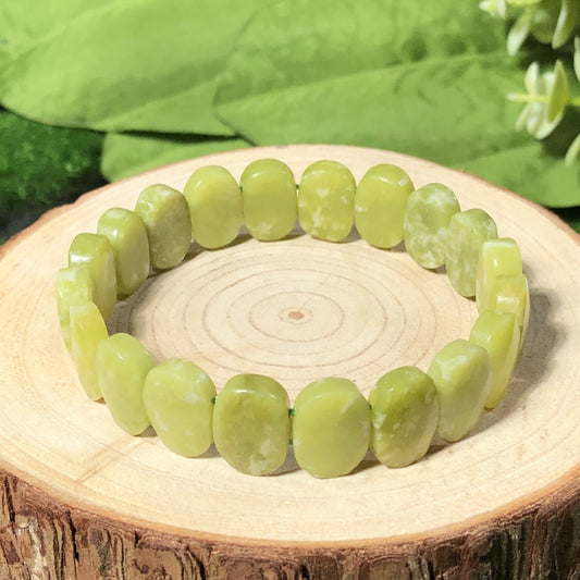 Ovales Armband aus natürlichem grünem Jade, handgefertigt.