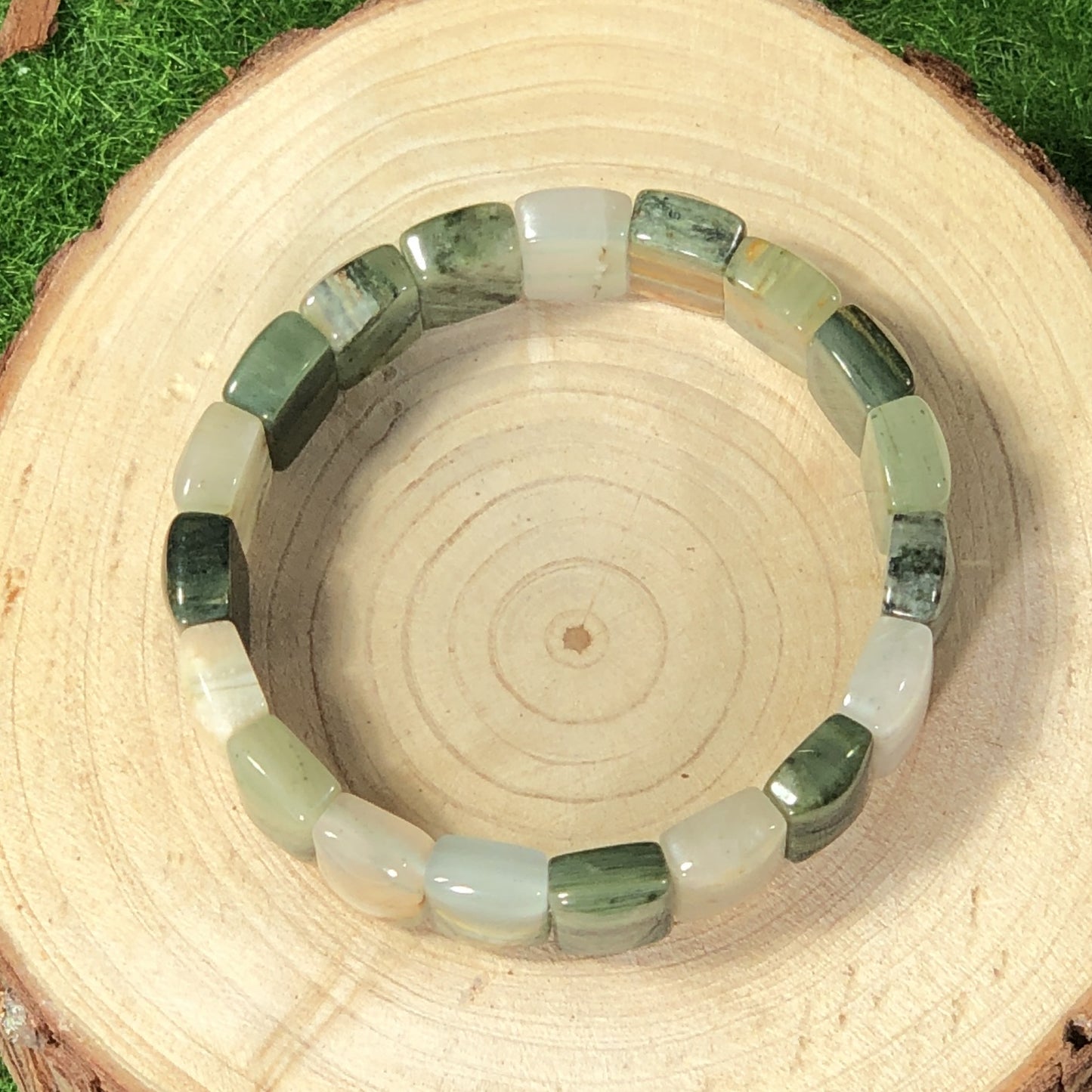 Natürliches, mehrfarbiges Edelstein-Würfelarmband, handgefertigt.