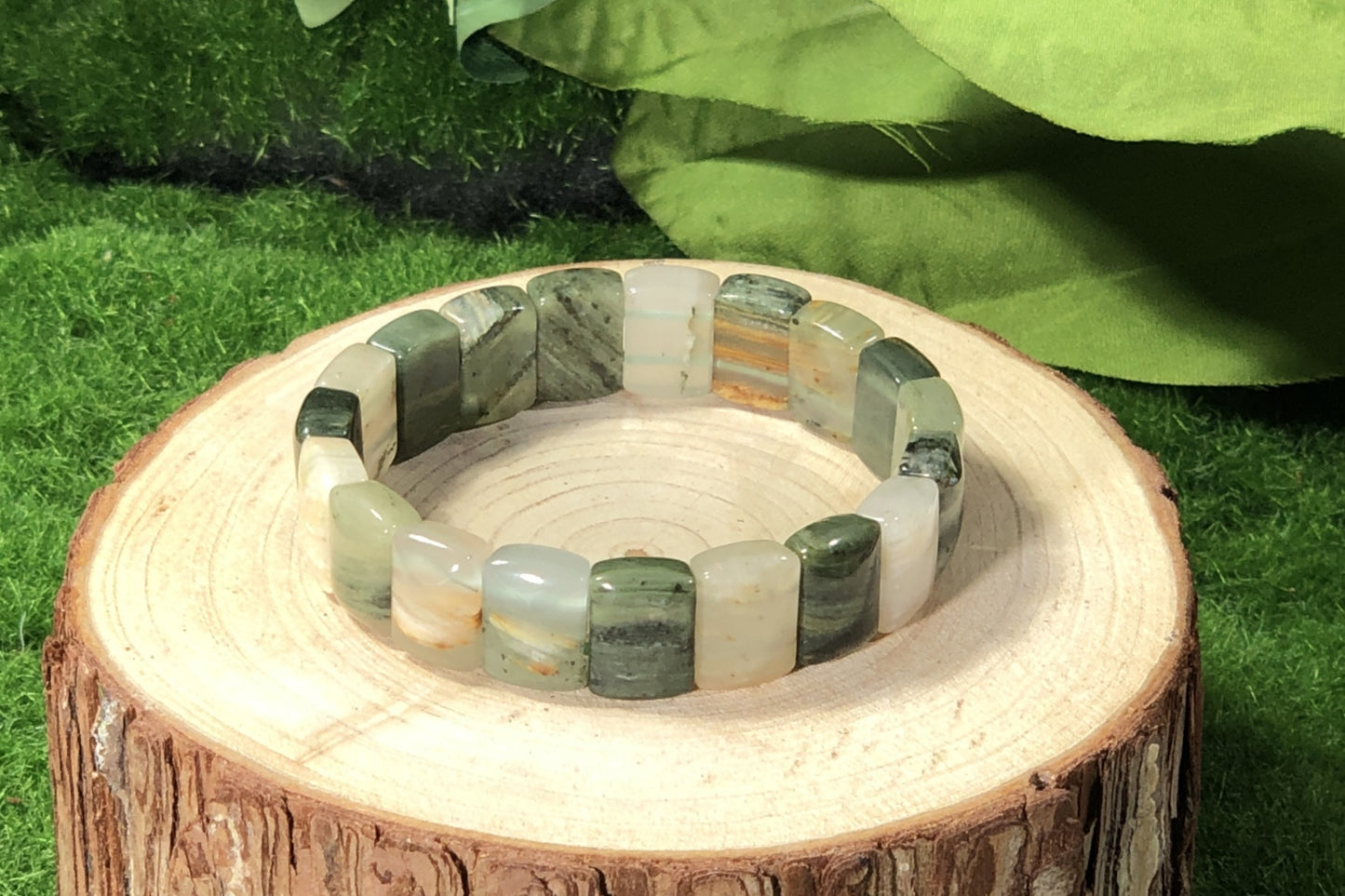 Natürliches, mehrfarbiges Edelstein-Würfelarmband, handgefertigt.