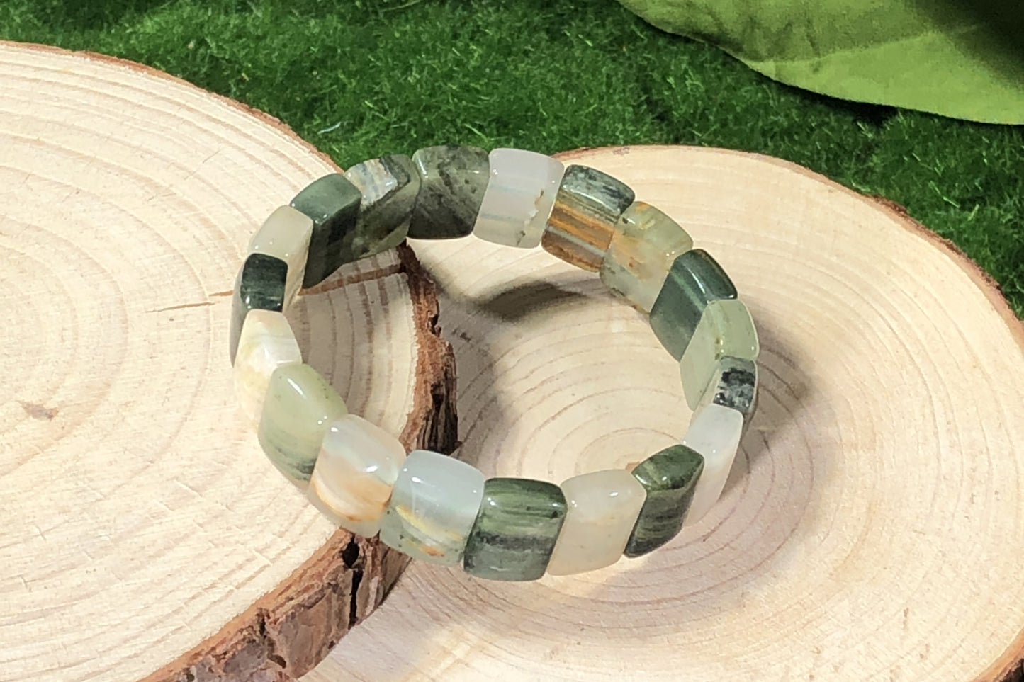 Natürliches, mehrfarbiges Edelstein-Würfelarmband, handgefertigt.