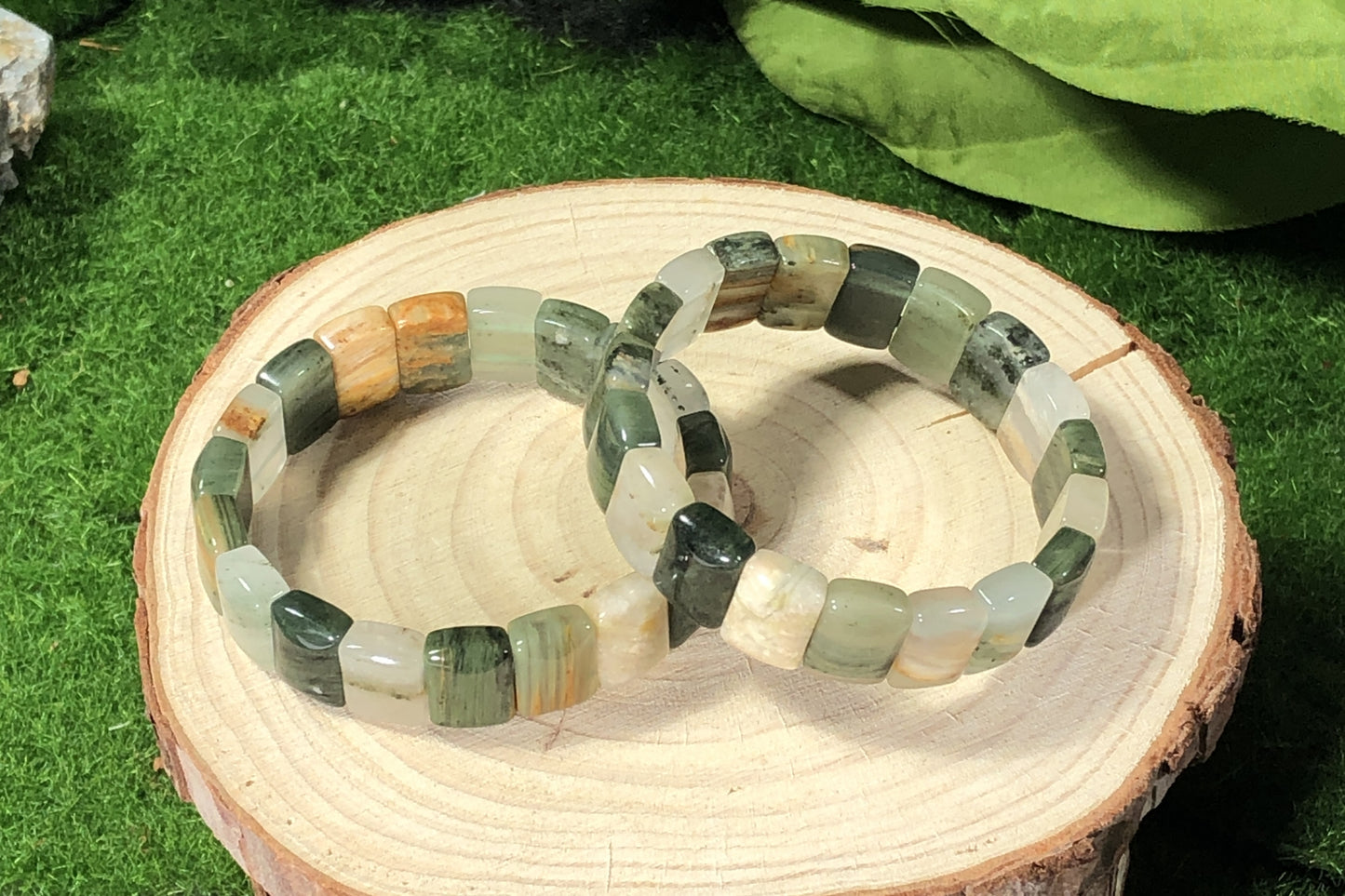 Natürliches, mehrfarbiges Edelstein-Würfelarmband, handgefertigt.