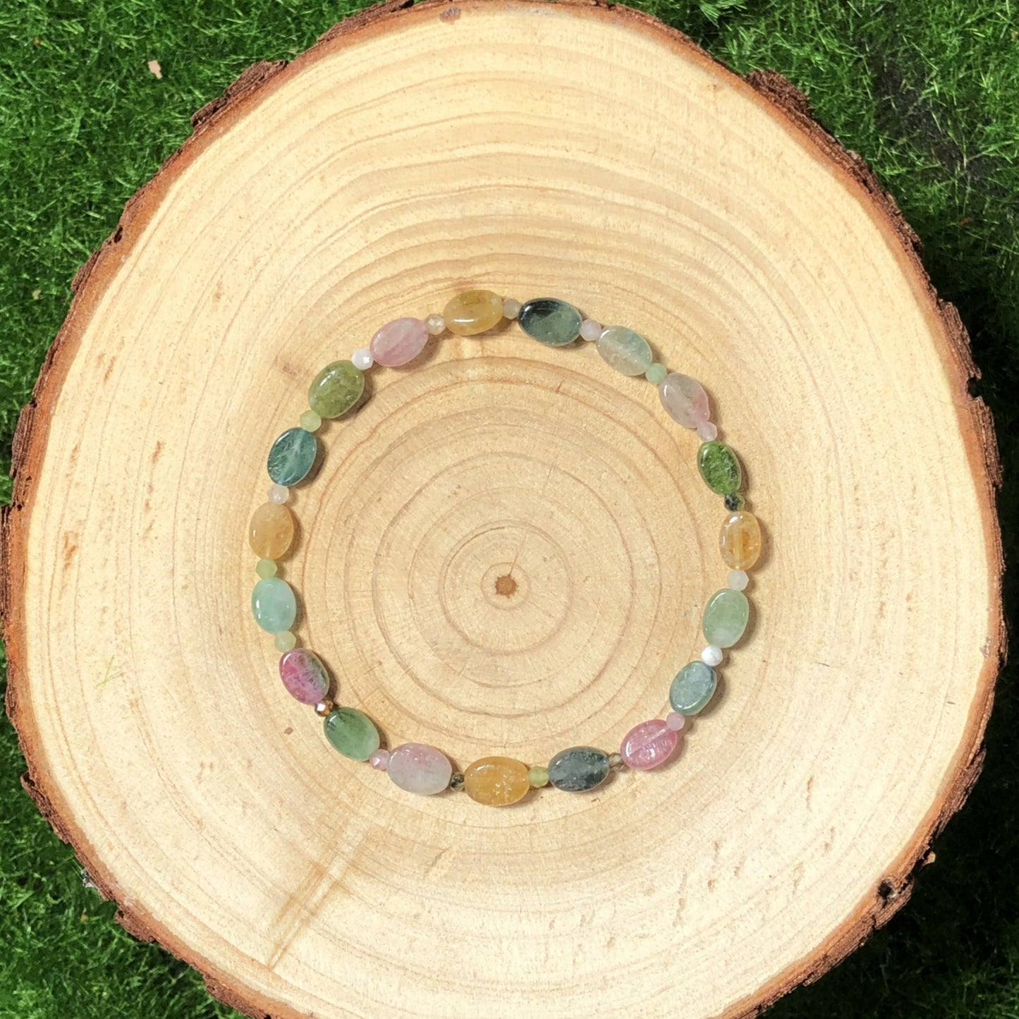 Armband aus ovalen Naturturmalinperlen, handgefertigt.