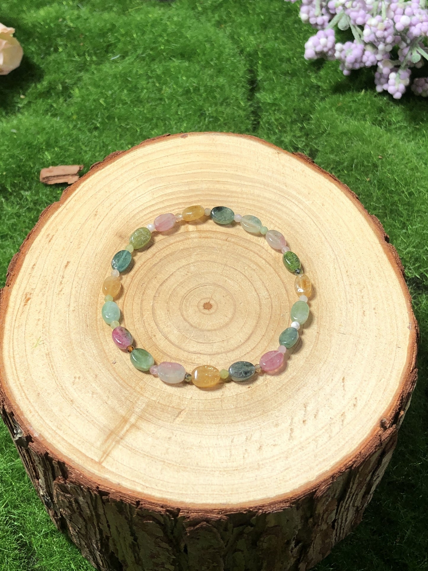 Armband aus ovalen Naturturmalinperlen, handgefertigt.