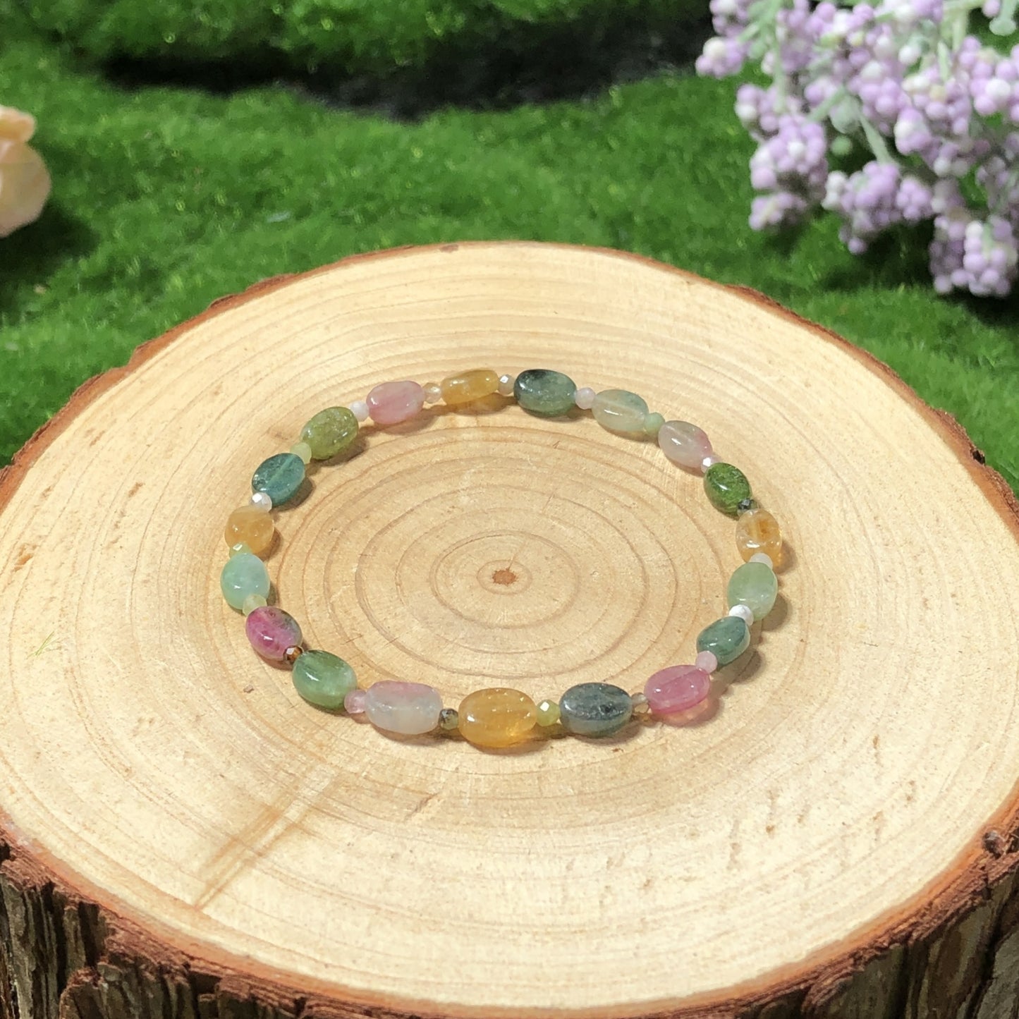 Armband aus ovalen Naturturmalinperlen, handgefertigt.