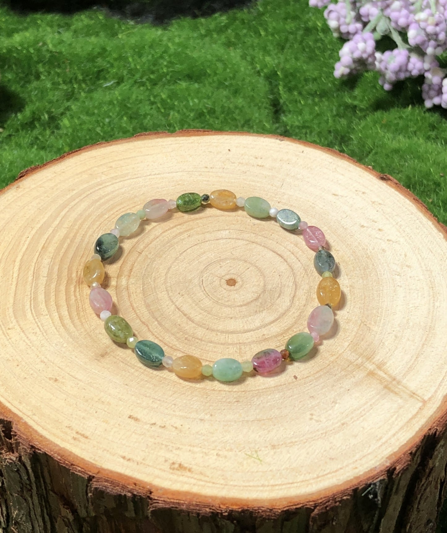 Armband aus ovalen Naturturmalinperlen, handgefertigt.