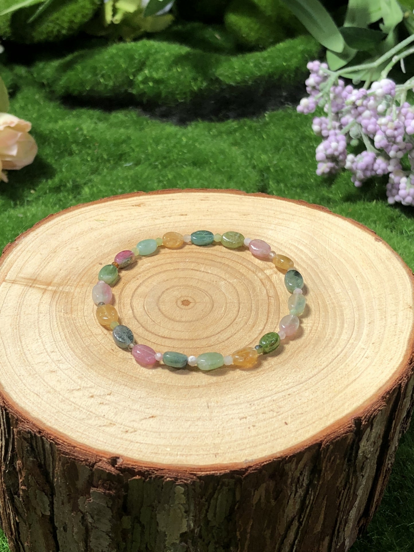 Armband aus ovalen Naturturmalinperlen, handgefertigt.