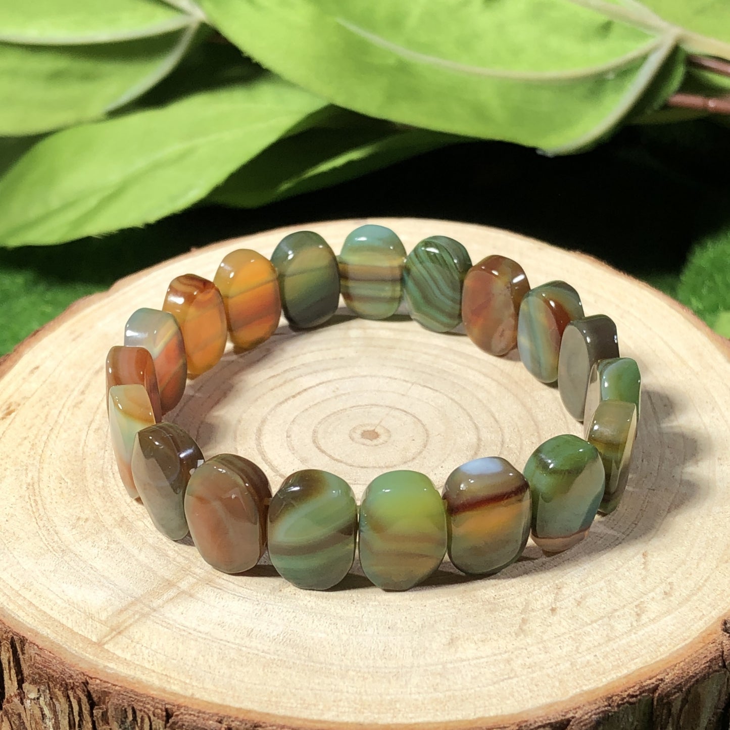 Ovales Armband aus naturfarbenem Achat, handgefertigt.