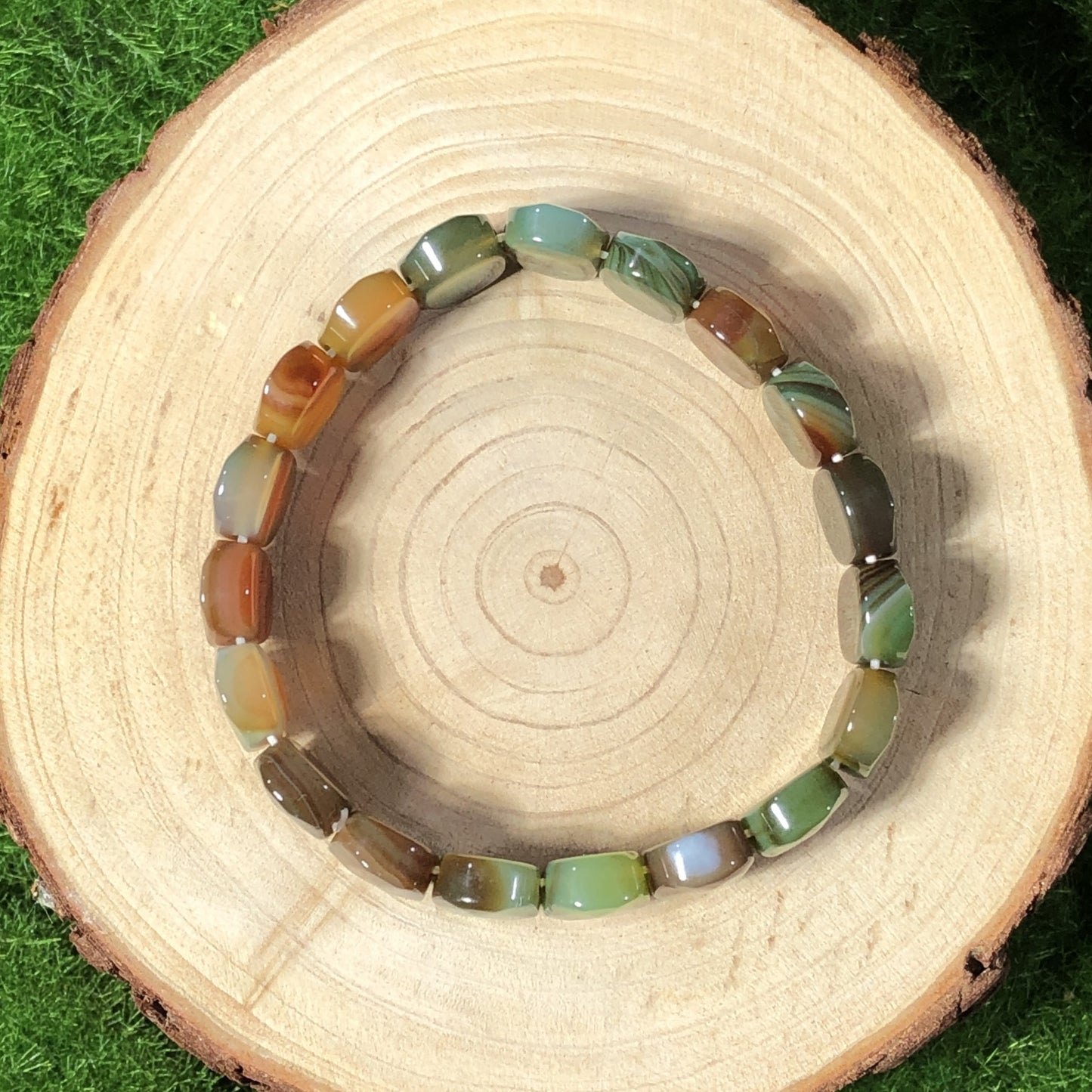 Ovales Armband aus naturfarbenem Achat, handgefertigt.