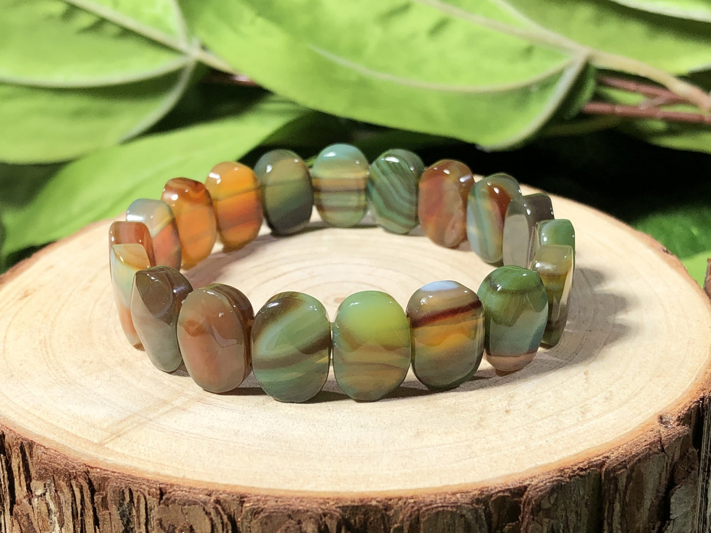 Ovales Armband aus naturfarbenem Achat, handgefertigt.