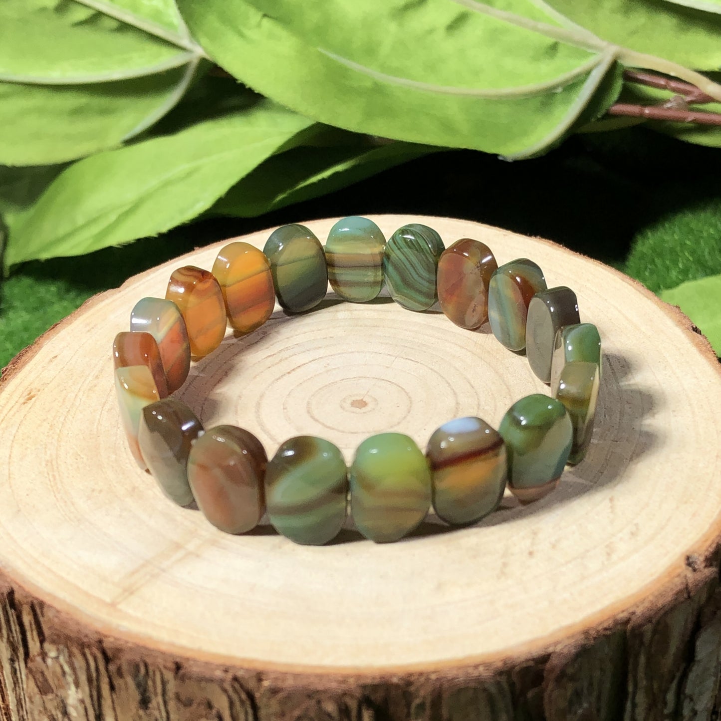 Ovales Armband aus naturfarbenem Achat, handgefertigt.