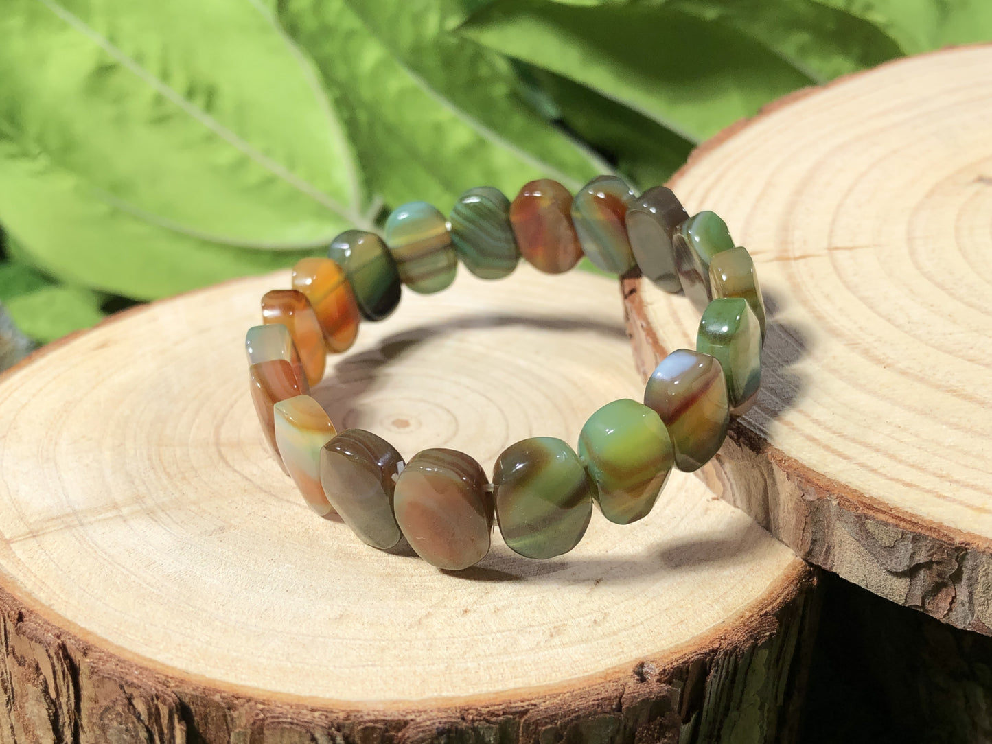 Ovales Armband aus naturfarbenem Achat, handgefertigt.