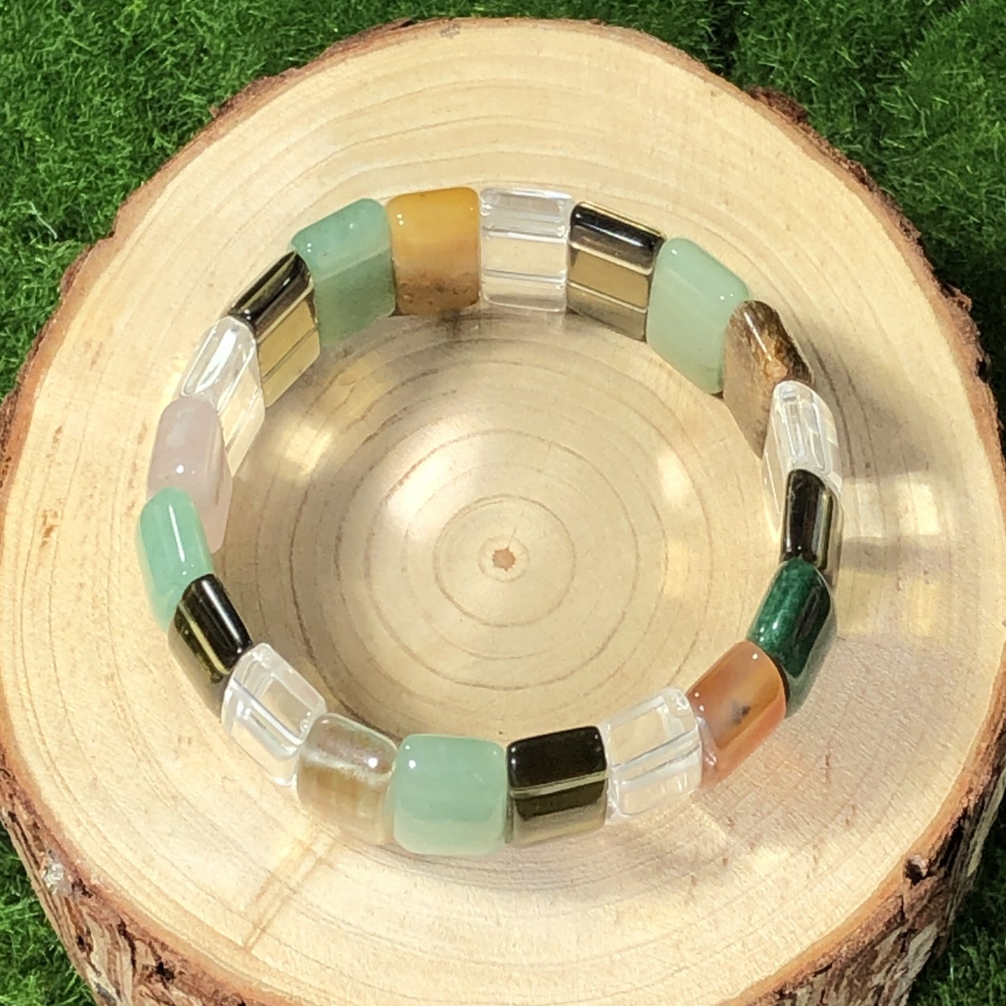 Quadratisches Armband aus natürlichem Tigerauge, Kristall, Aventurin und anderen Edelsteinen, handgefertigt.