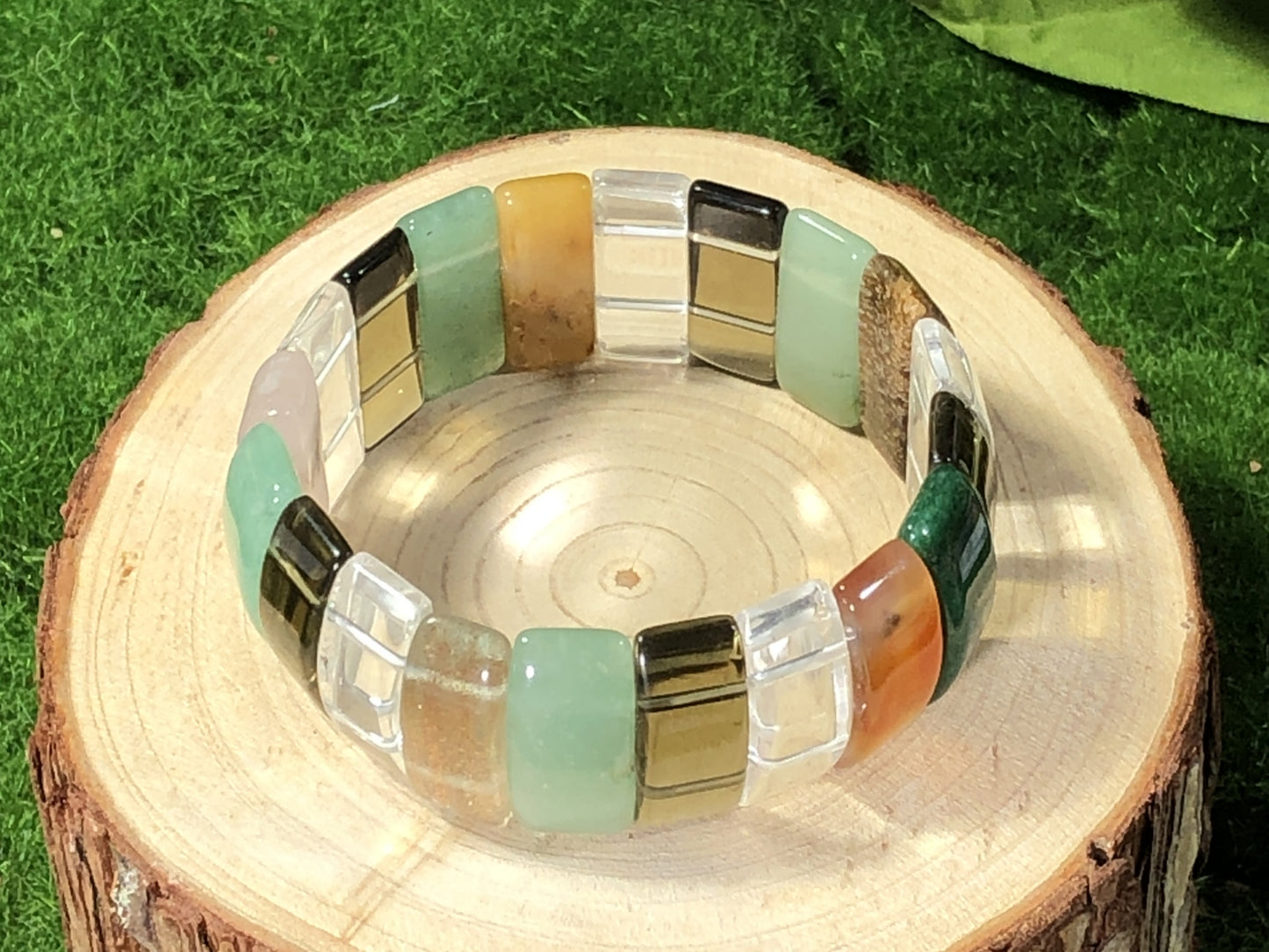 Quadratisches Armband aus natürlichem Tigerauge, Kristall, Aventurin und anderen Edelsteinen, handgefertigt.