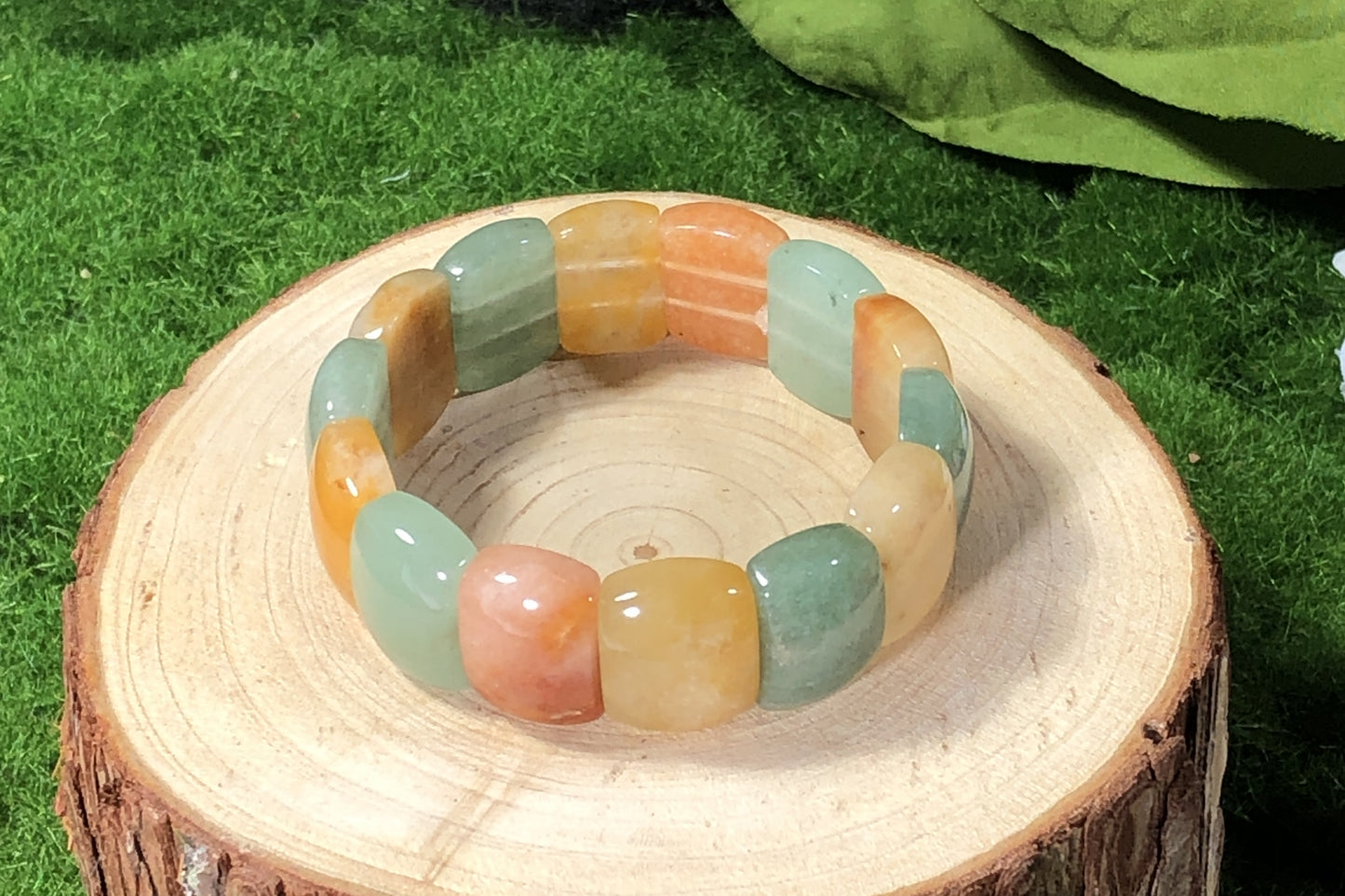 Quadratisches Armband aus natürlichem grünem, gelbem und rotem Aventurin, handgefertigt.