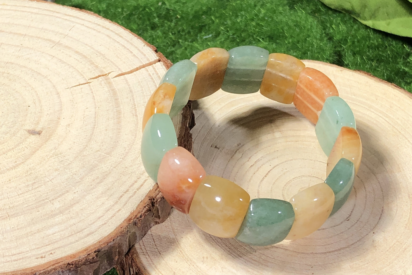 Quadratisches Armband aus natürlichem grünem, gelbem und rotem Aventurin, handgefertigt.