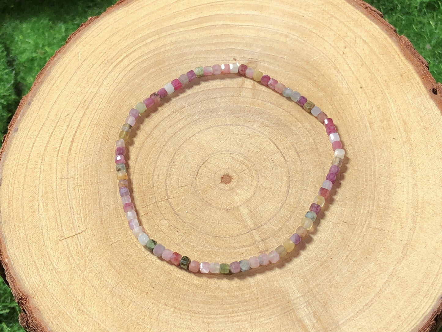 Armband aus naturfarbenem Turmalin, handgefertigt