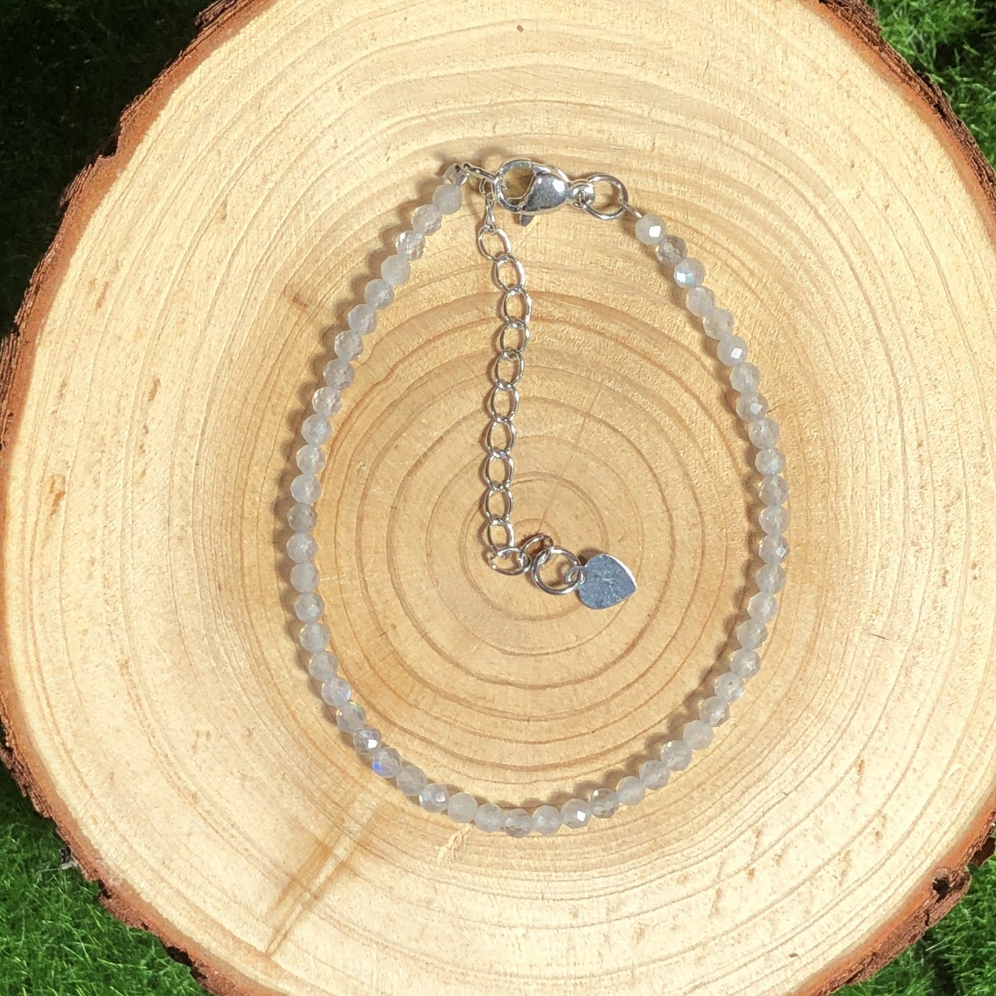 Armband aus natürlichen grauen Mondsteinperlen in Fußballform, kombiniert mit einer 925er Sterlingsilberkette, handgefertigt.