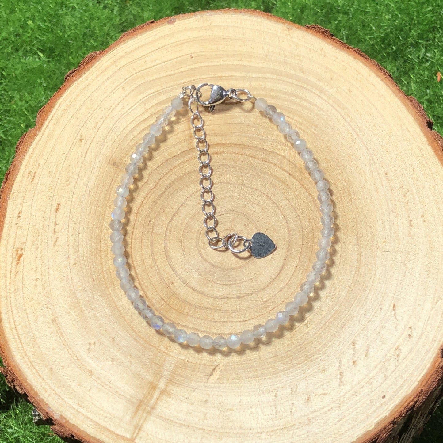 Armband aus natürlichen grauen Mondsteinperlen in Fußballform, kombiniert mit einer 925er Sterlingsilberkette, handgefertigt.