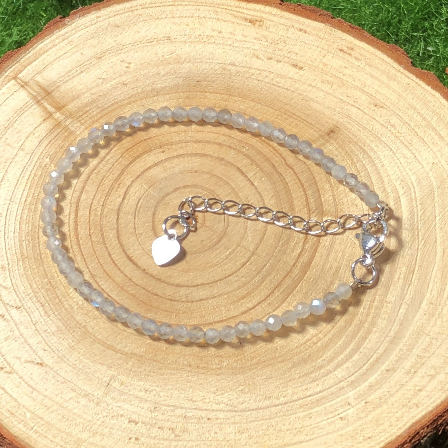 Armband aus natürlichen grauen Mondsteinperlen in Fußballform, kombiniert mit einer 925er Sterlingsilberkette, handgefertigt.