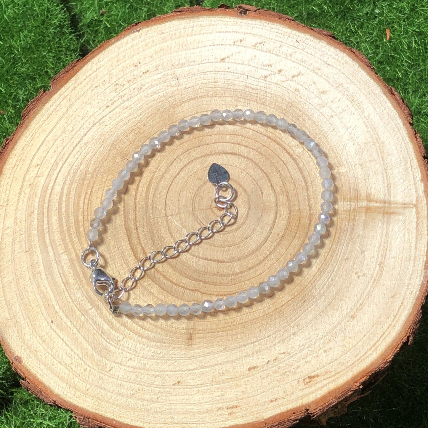 Armband aus natürlichen grauen Mondsteinperlen in Fußballform, kombiniert mit einer 925er Sterlingsilberkette, handgefertigt.
