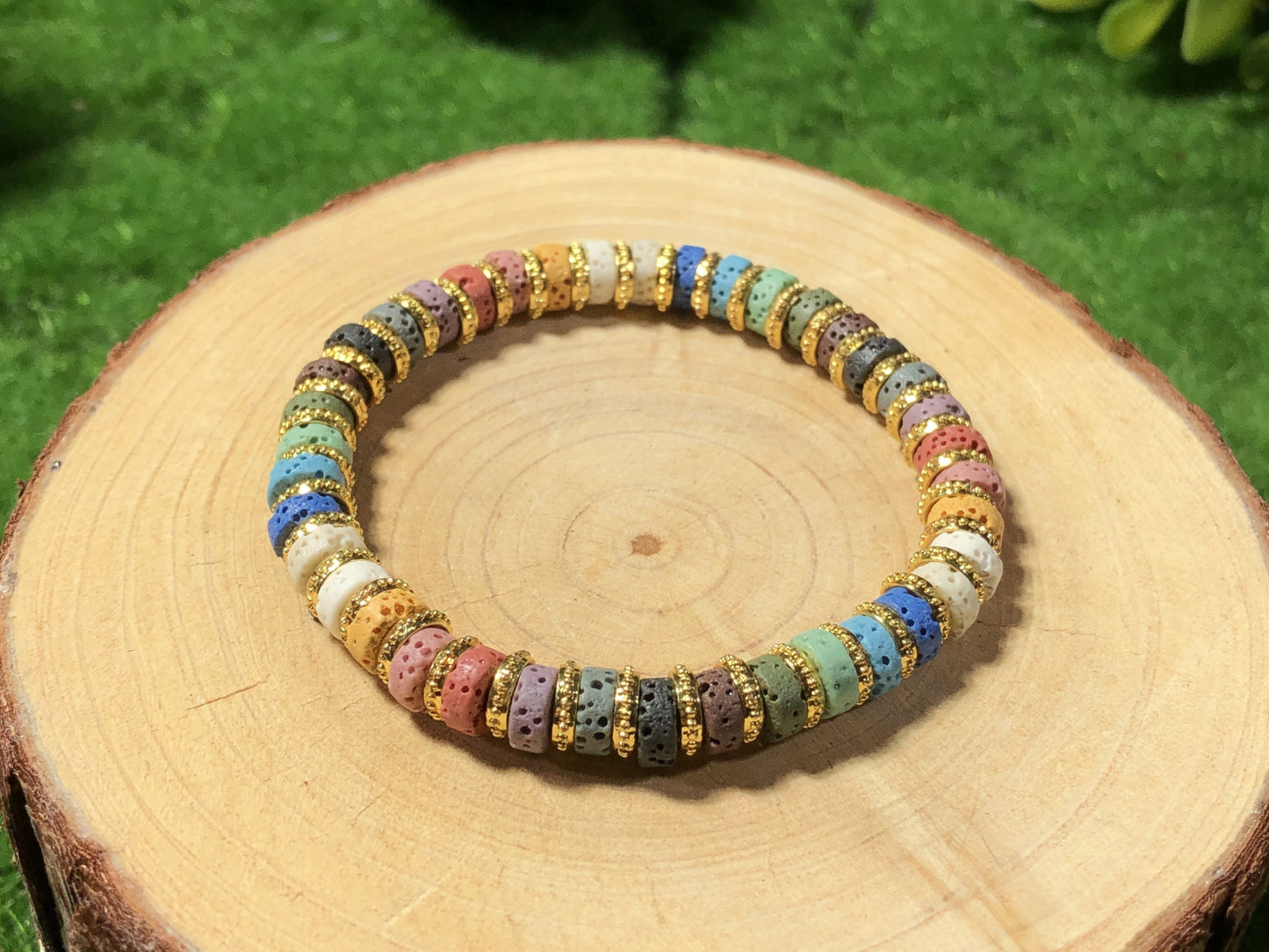 Farbenfrohes Armband aus Vulkangestein, Dopamin-Armband, handgefertigt.