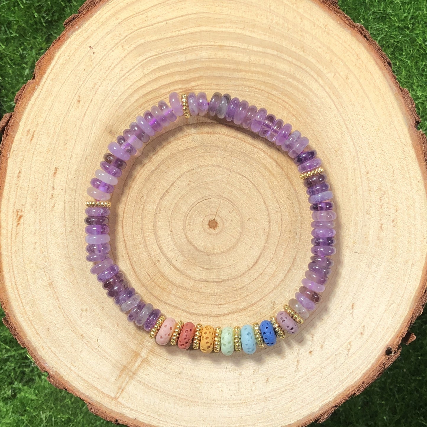 Armband aus vulkanischem Gestein und natürlichem Amethyst, kupferplattiert mit 14-karätigem Gold, handgefertigt.