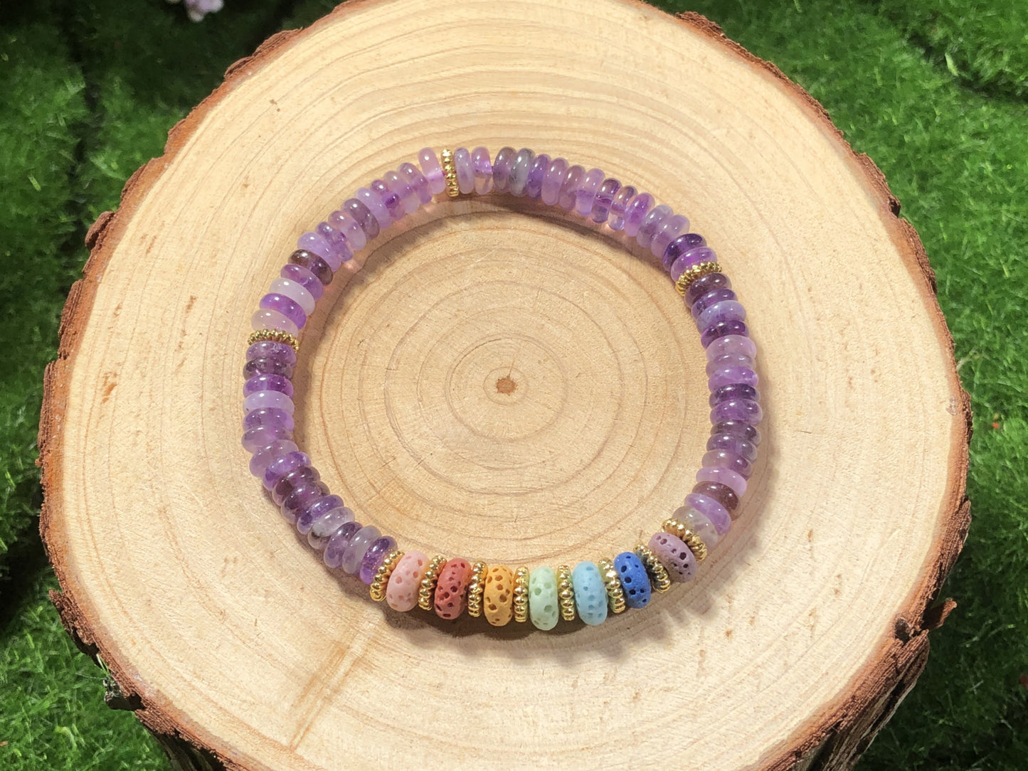 Armband aus vulkanischem Gestein und natürlichem Amethyst, kupferplattiert mit 14-karätigem Gold, handgefertigt.