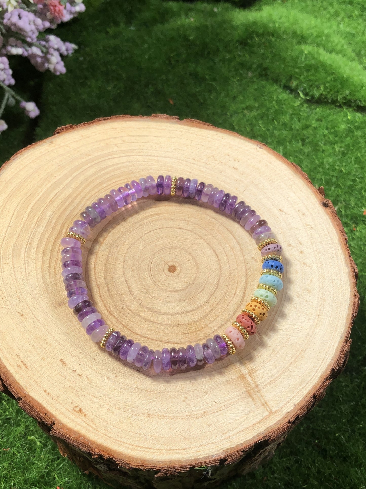 Armband aus vulkanischem Gestein und natürlichem Amethyst, kupferplattiert mit 14-karätigem Gold, handgefertigt.