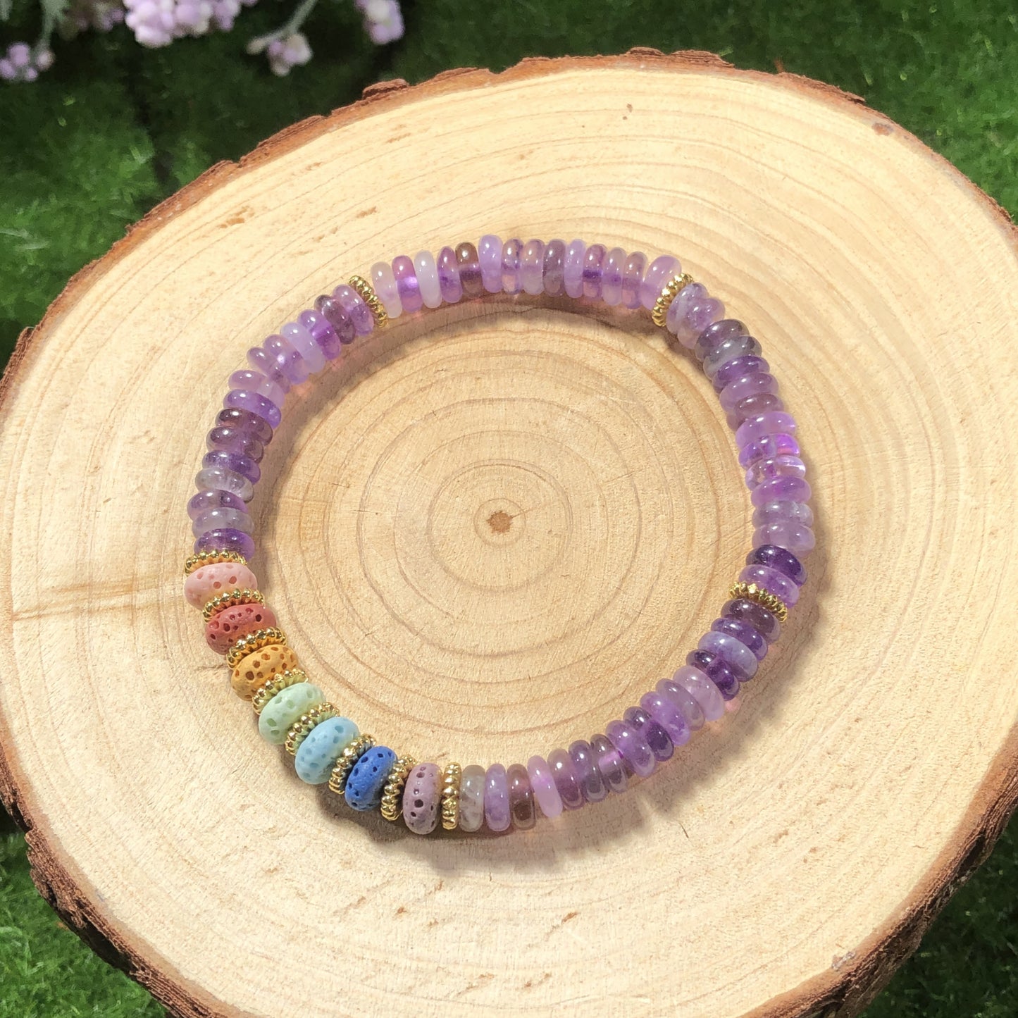 Armband aus vulkanischem Gestein und natürlichem Amethyst, kupferplattiert mit 14-karätigem Gold, handgefertigt.