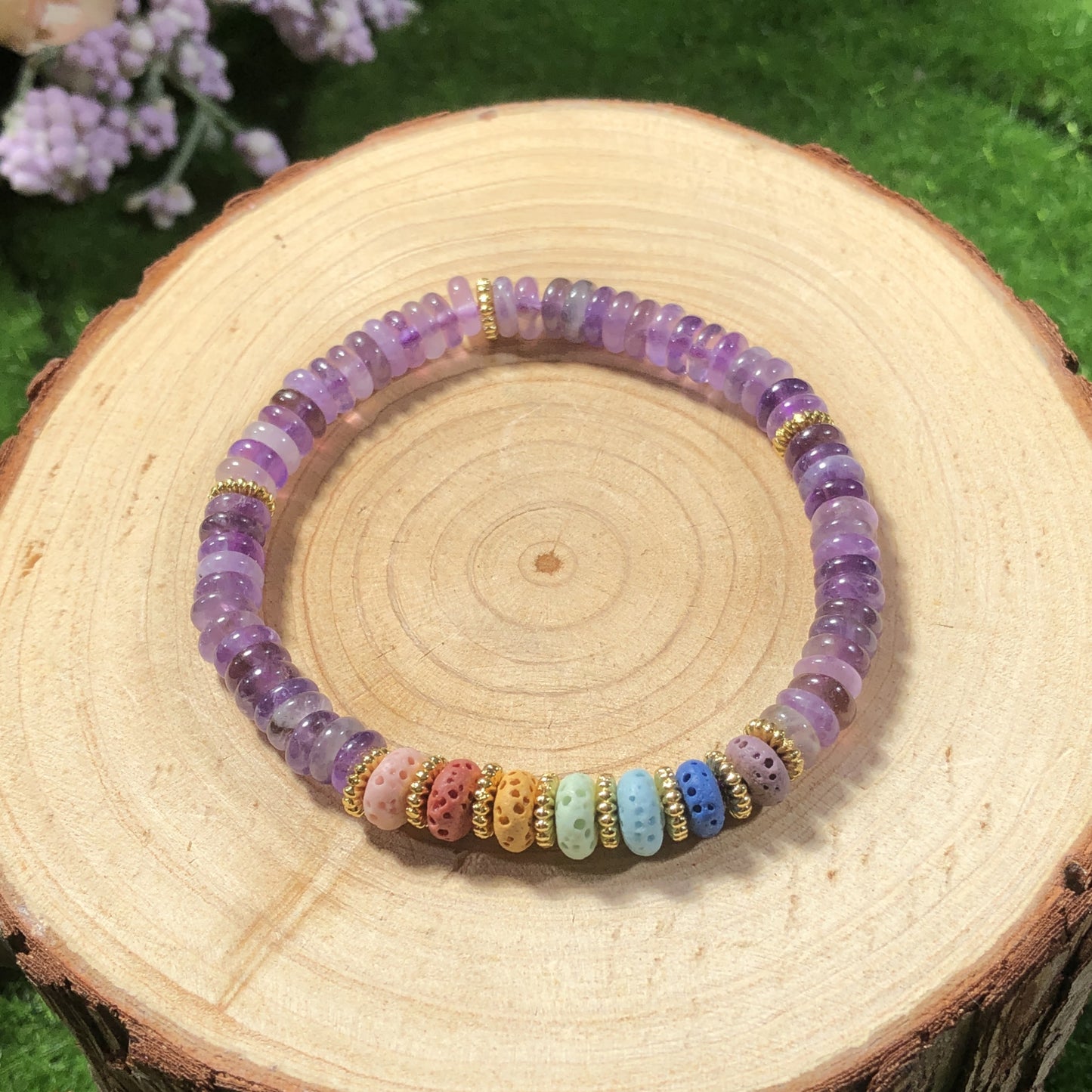 Armband aus vulkanischem Gestein und natürlichem Amethyst, kupferplattiert mit 14-karätigem Gold, handgefertigt.