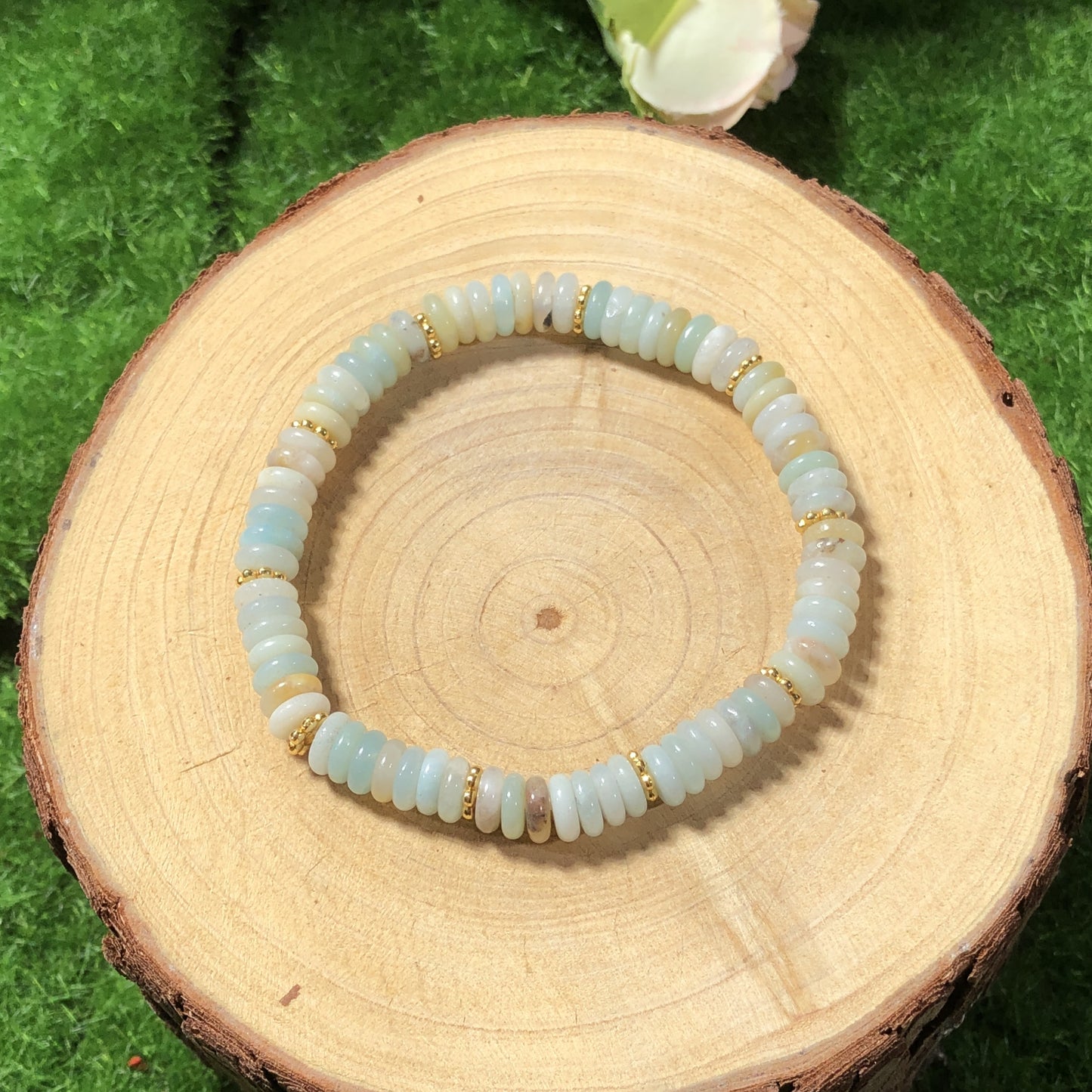 Armband aus natürlichen Amazonas-Steinflockenperlen, handgefertigt