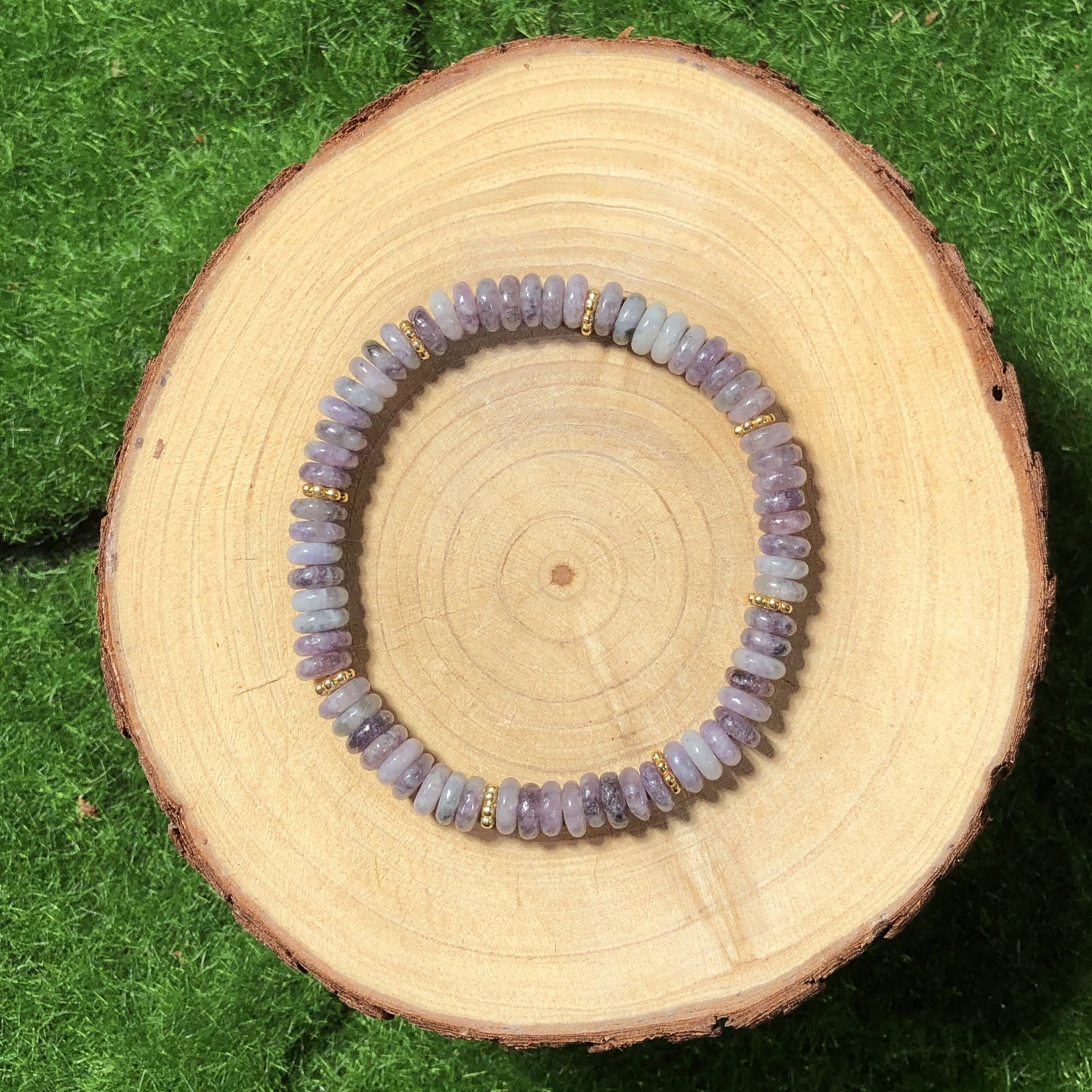 Armband aus natürlichen violetten Glimmerplättchenperlen, handgefertigt.