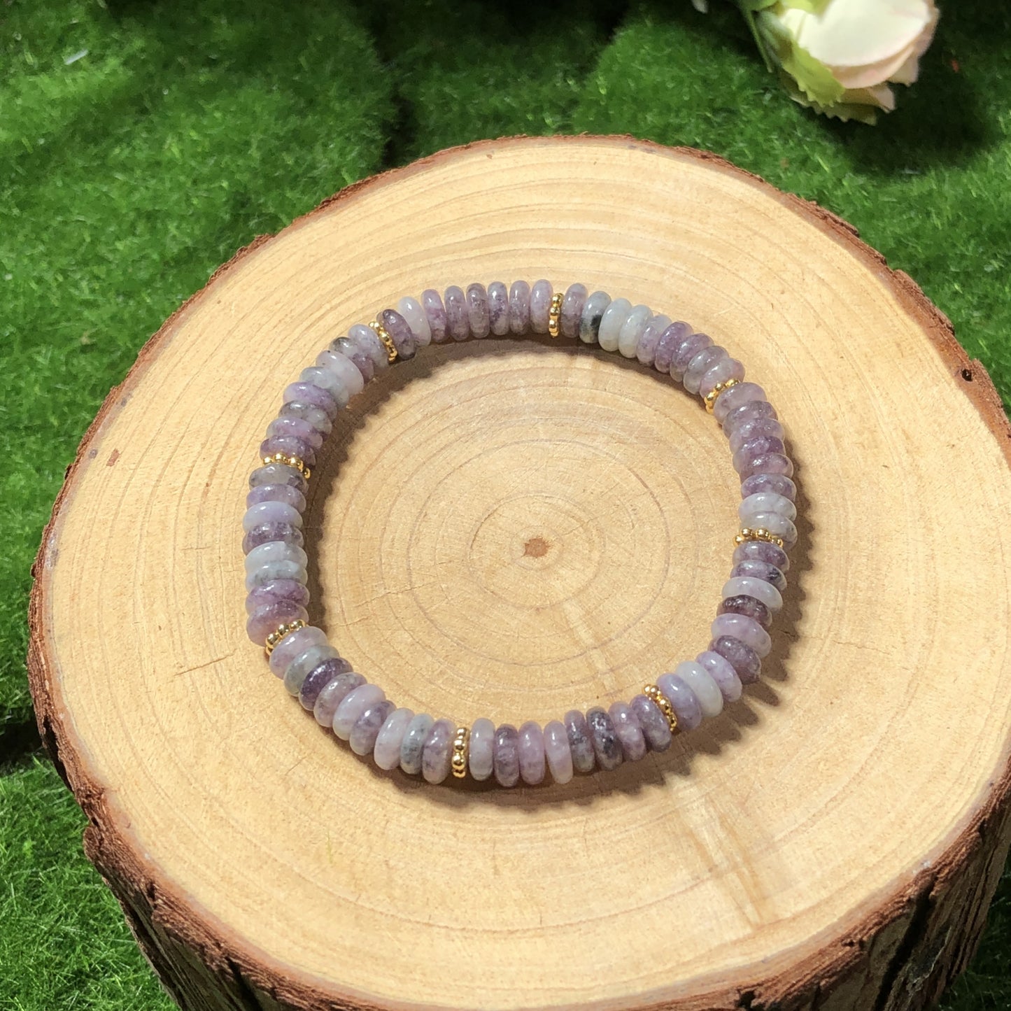 Armband aus natürlichen violetten Glimmerplättchenperlen, handgefertigt.