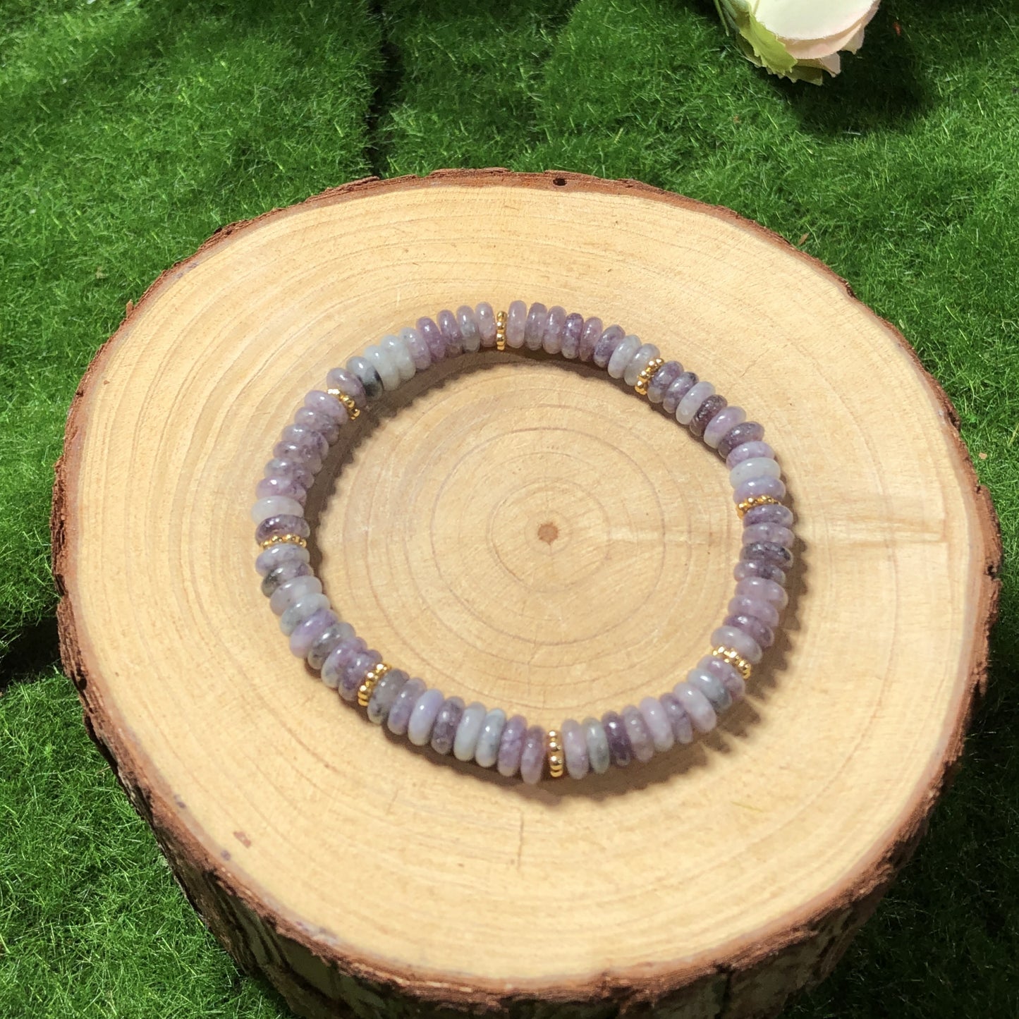 Armband aus natürlichen violetten Glimmerplättchenperlen, handgefertigt.