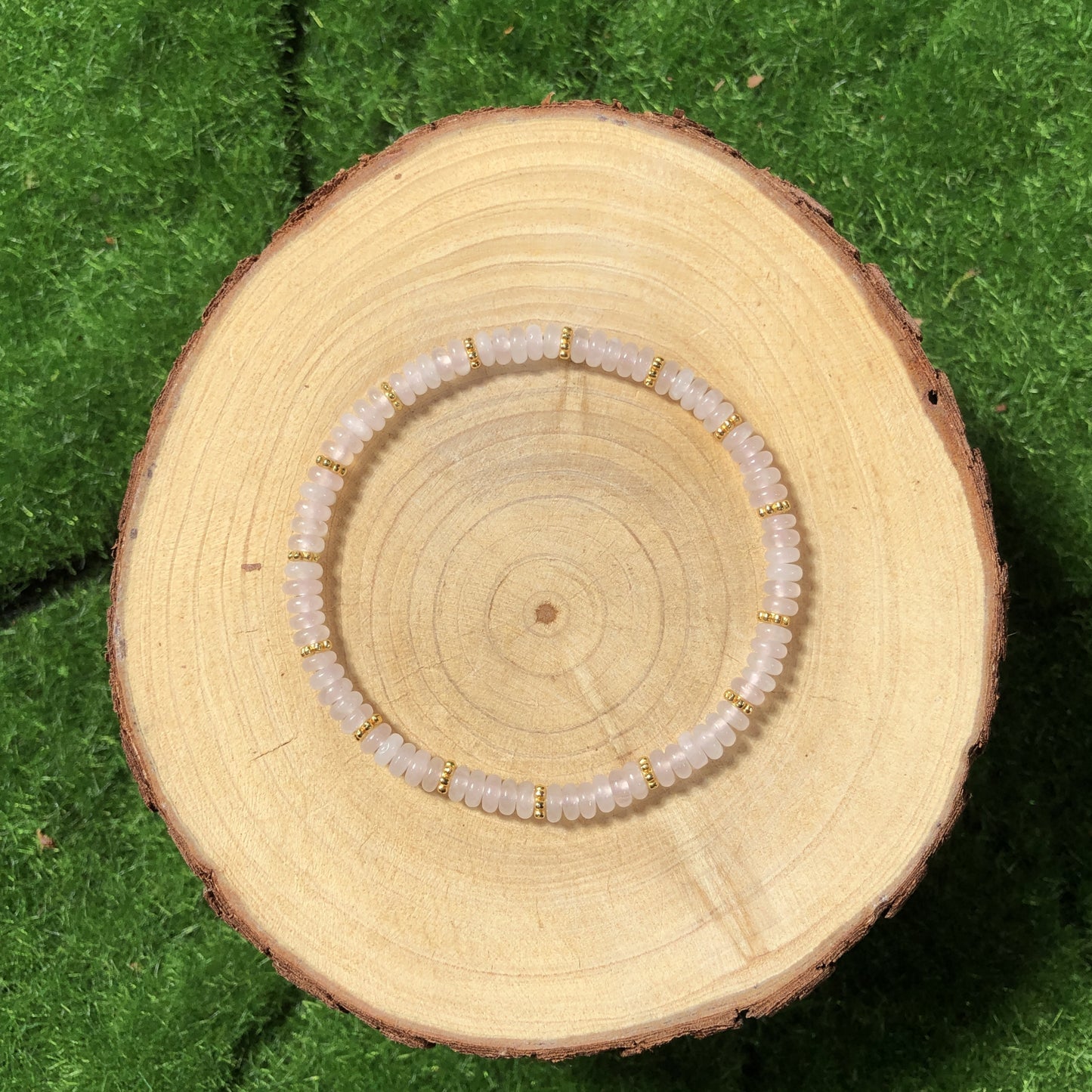 Handgefertigtes Armband aus natürlichen rosa Kristallperlen. 4 mm