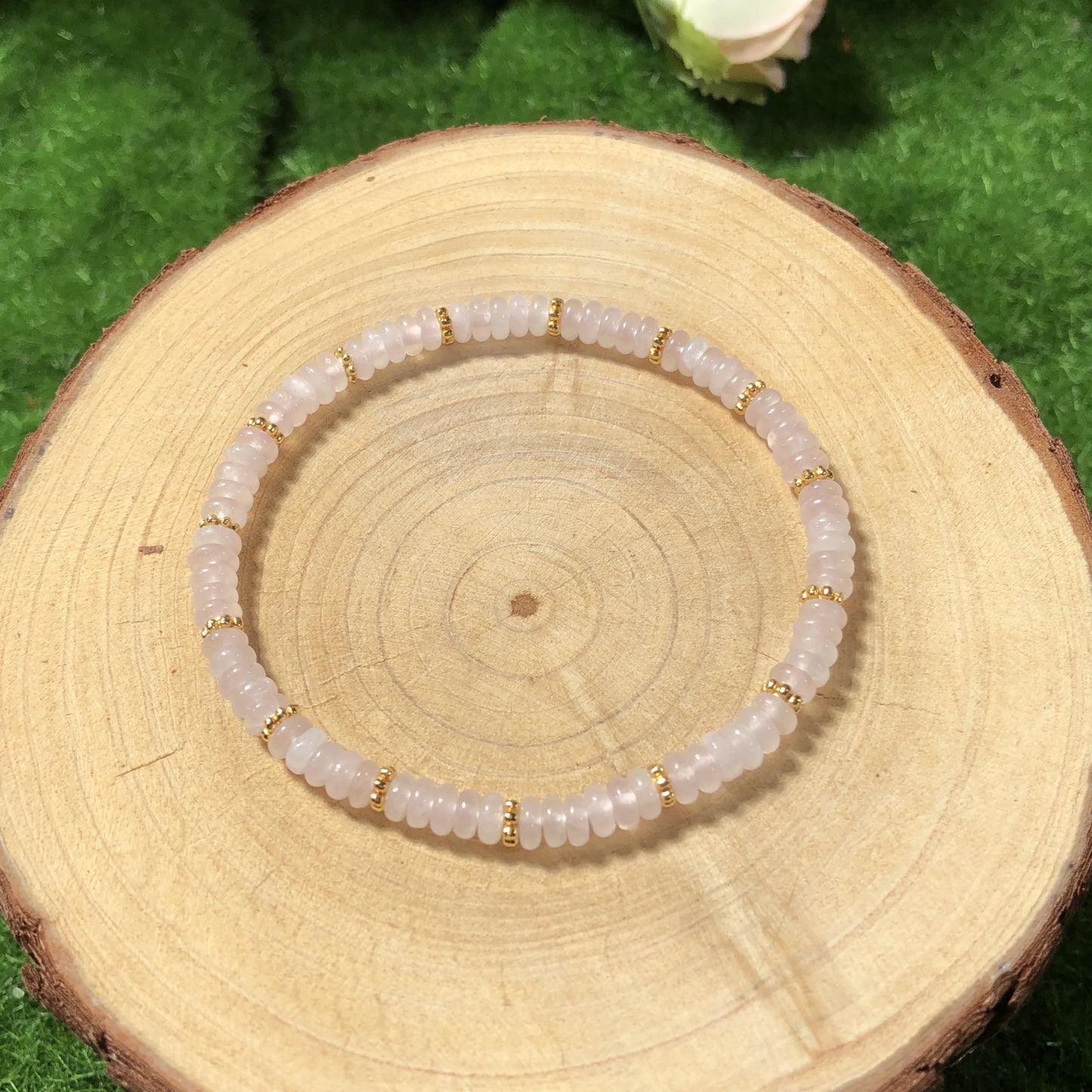 Handgefertigtes Armband aus natürlichen rosa Kristallperlen. 4 mm