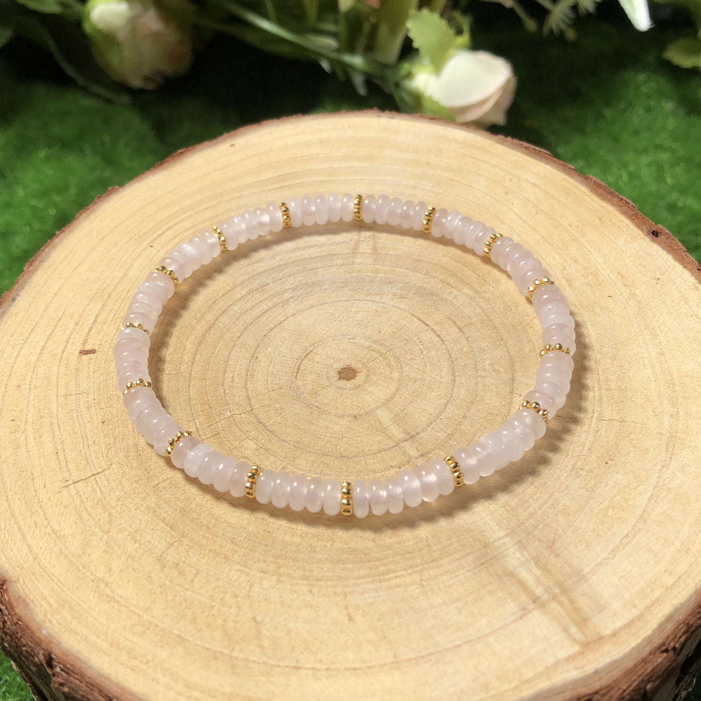 Handgefertigtes Armband aus natürlichen rosa Kristallperlen. 4 mm