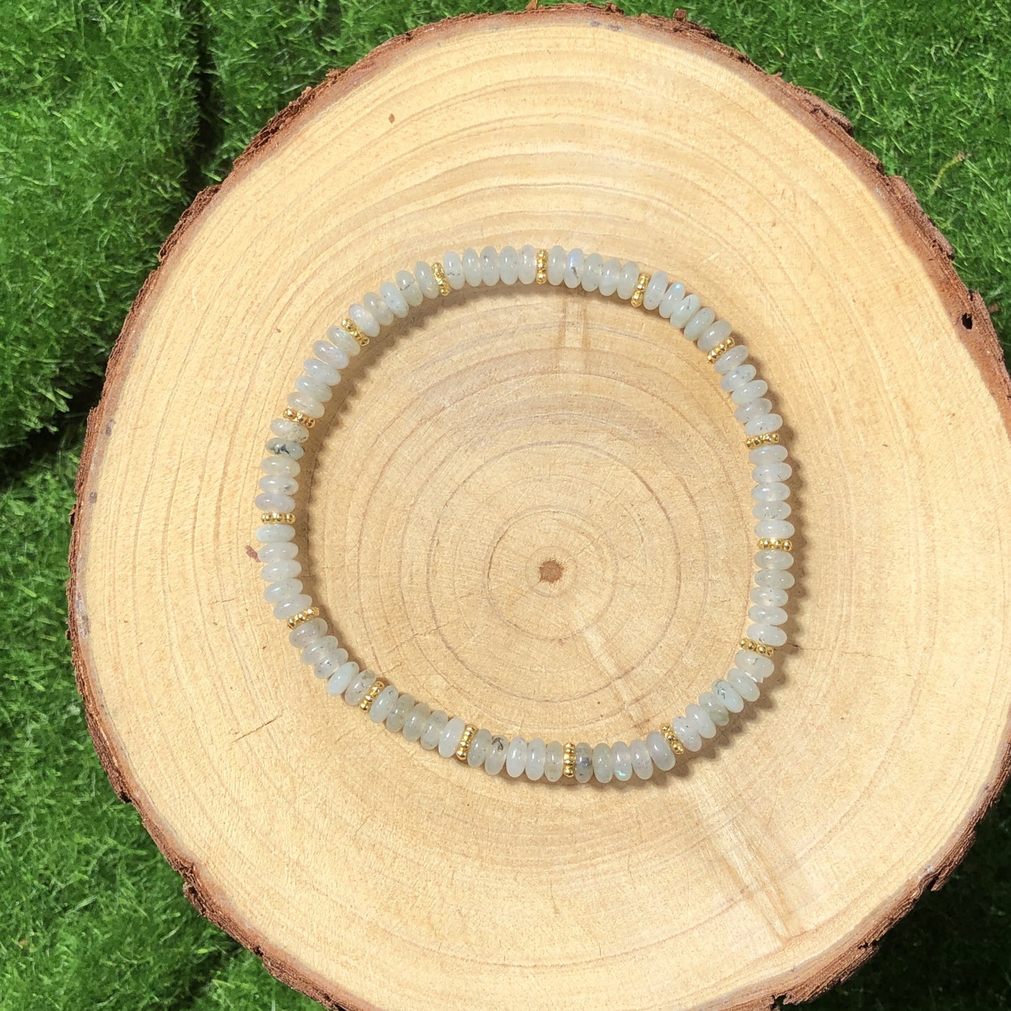 Armband aus natürlichen weißen Glitzersteinflocken, handgefertigt