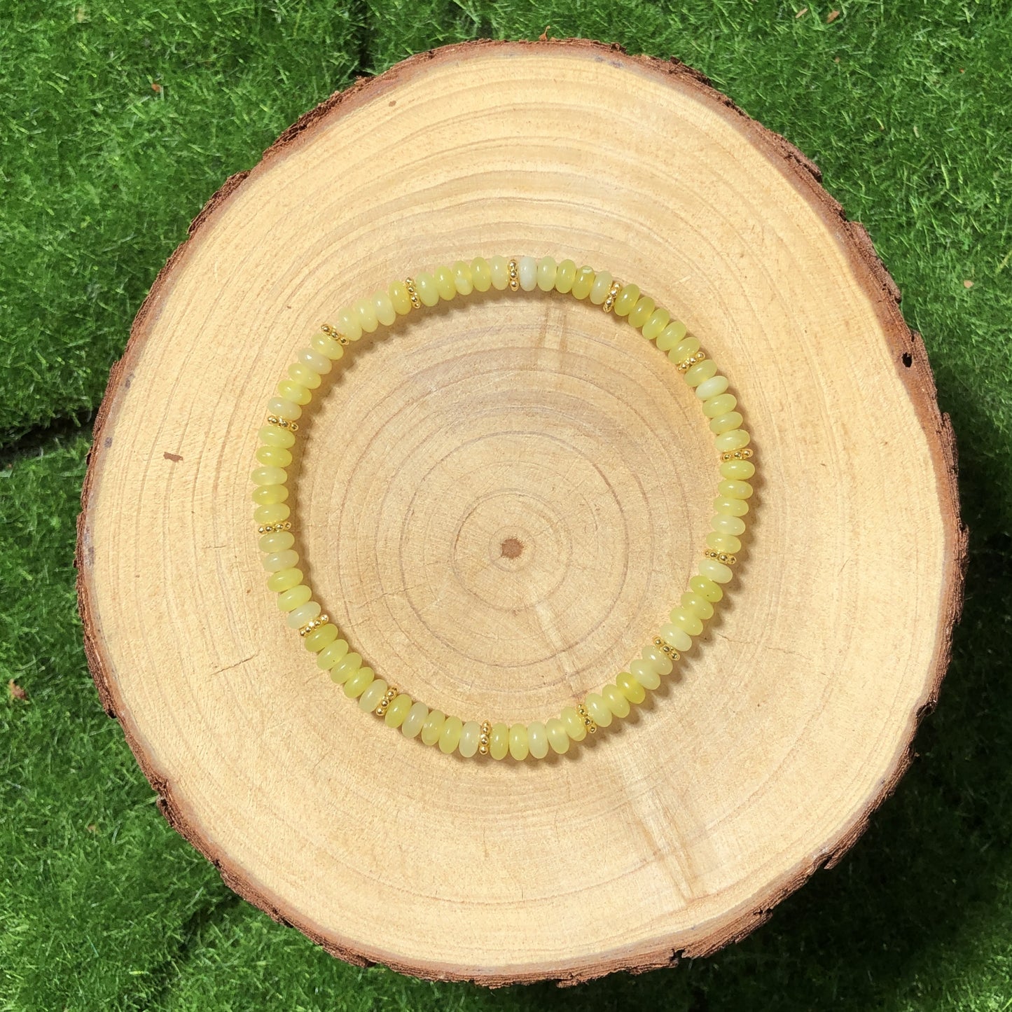 Armband aus natürlichem Zitronenjade, handgefertigt.